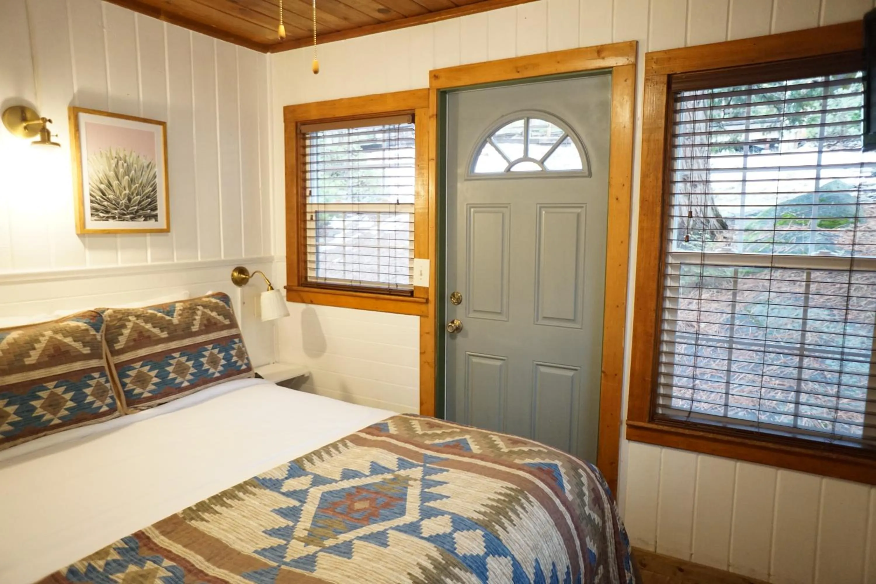 Bed in Shaver Lake Village Hotel