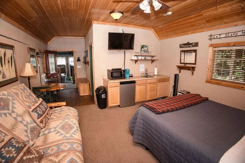 Kitchen or kitchenette, Bed in Shaver Lake Village Hotel