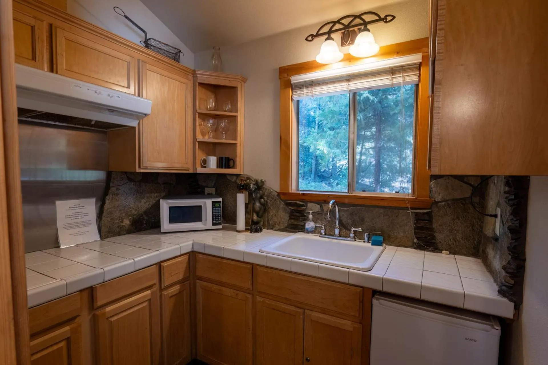 kitchen in Shaver Lake Village Hotel