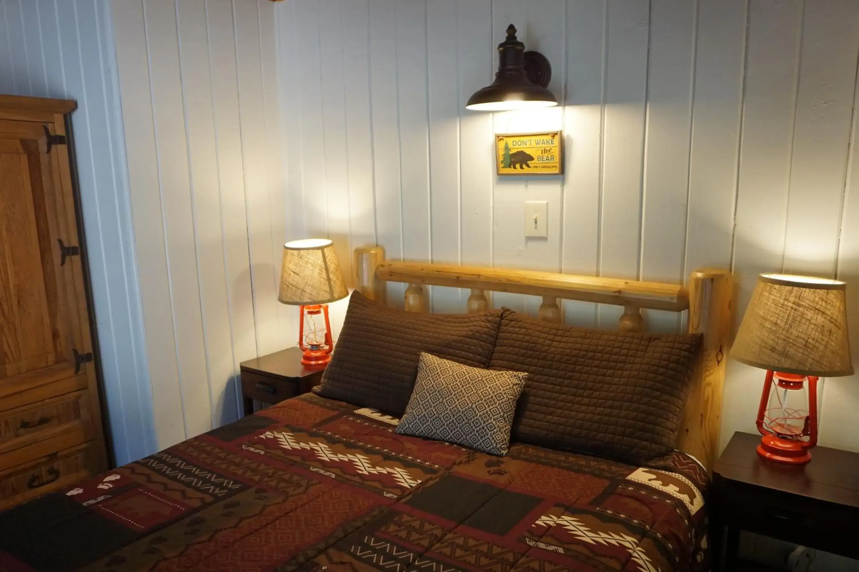 Deluxe Room (2 Adults + 1 Child) in Shaver Lake Village Hotel Deluxe Room (2 Adults + 1 Child) in Shaver Lake Village Hotel