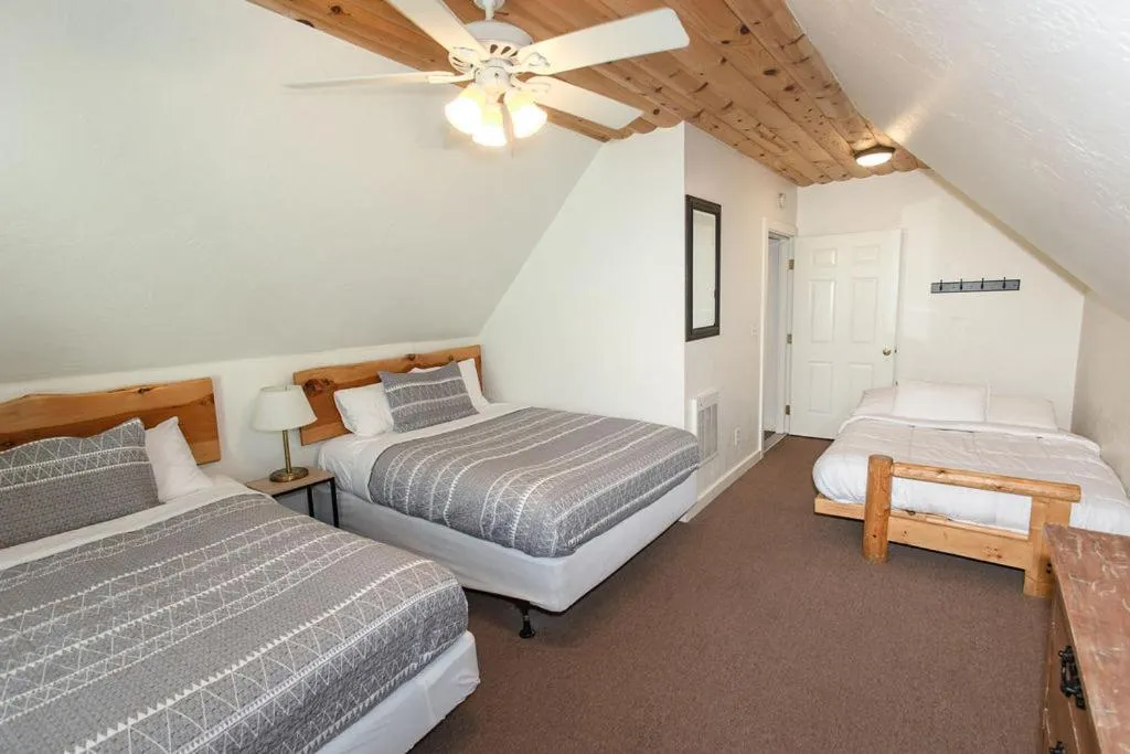 Bedroom, Bed in Shaver Lake Village Hotel