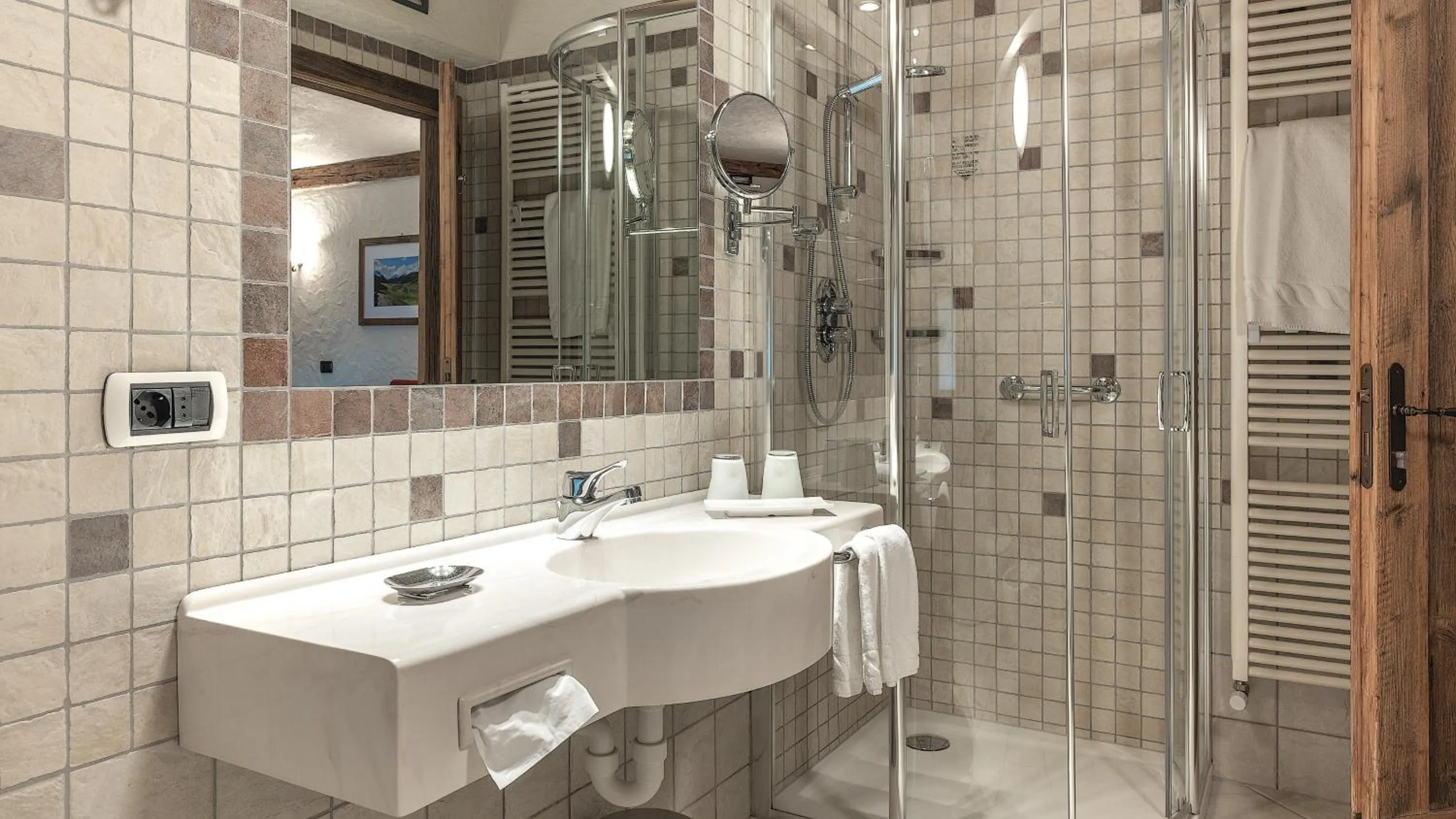 Shower in Hotel Crosal