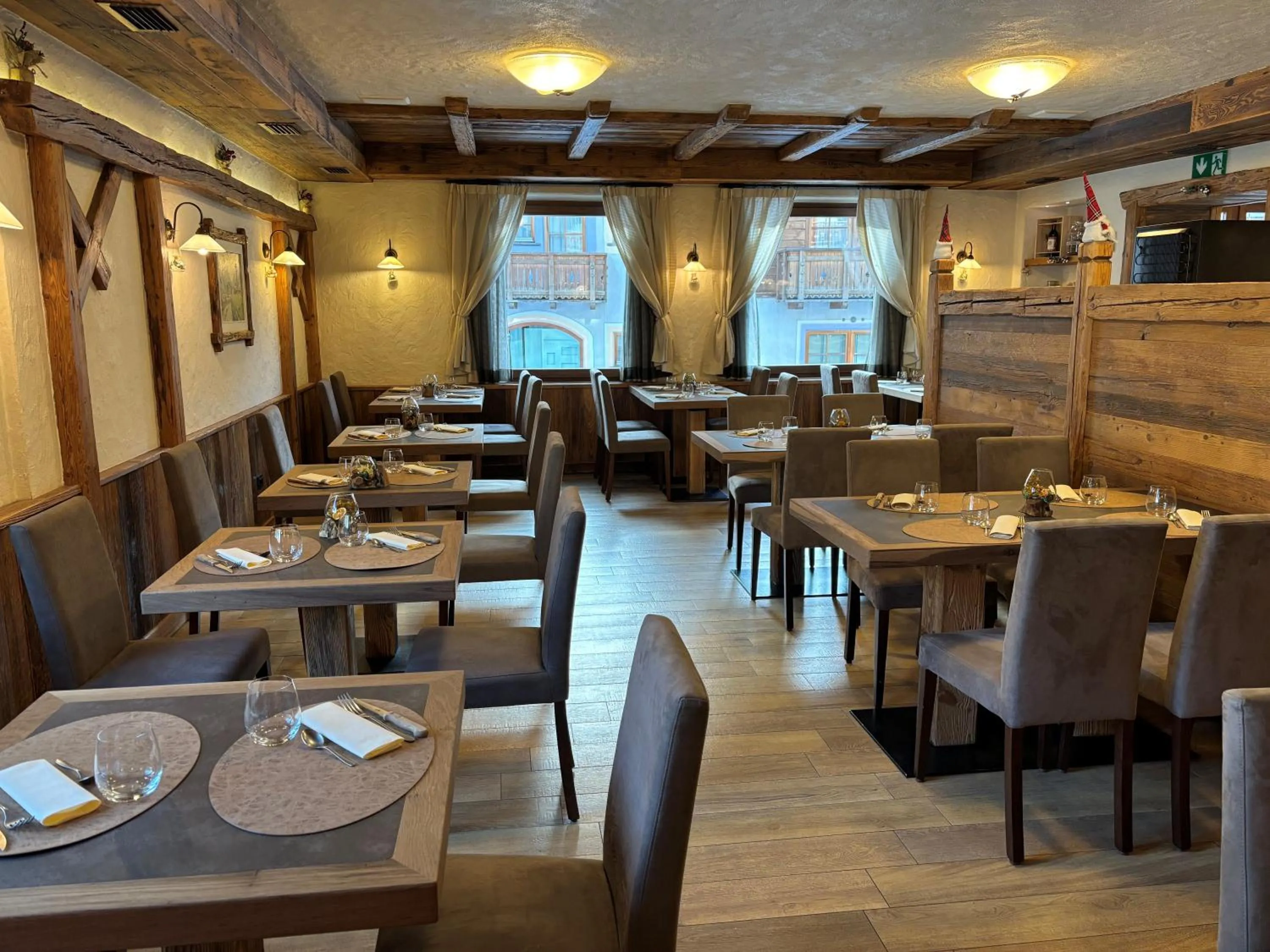 Restaurant/places to eat in Hotel Crosal