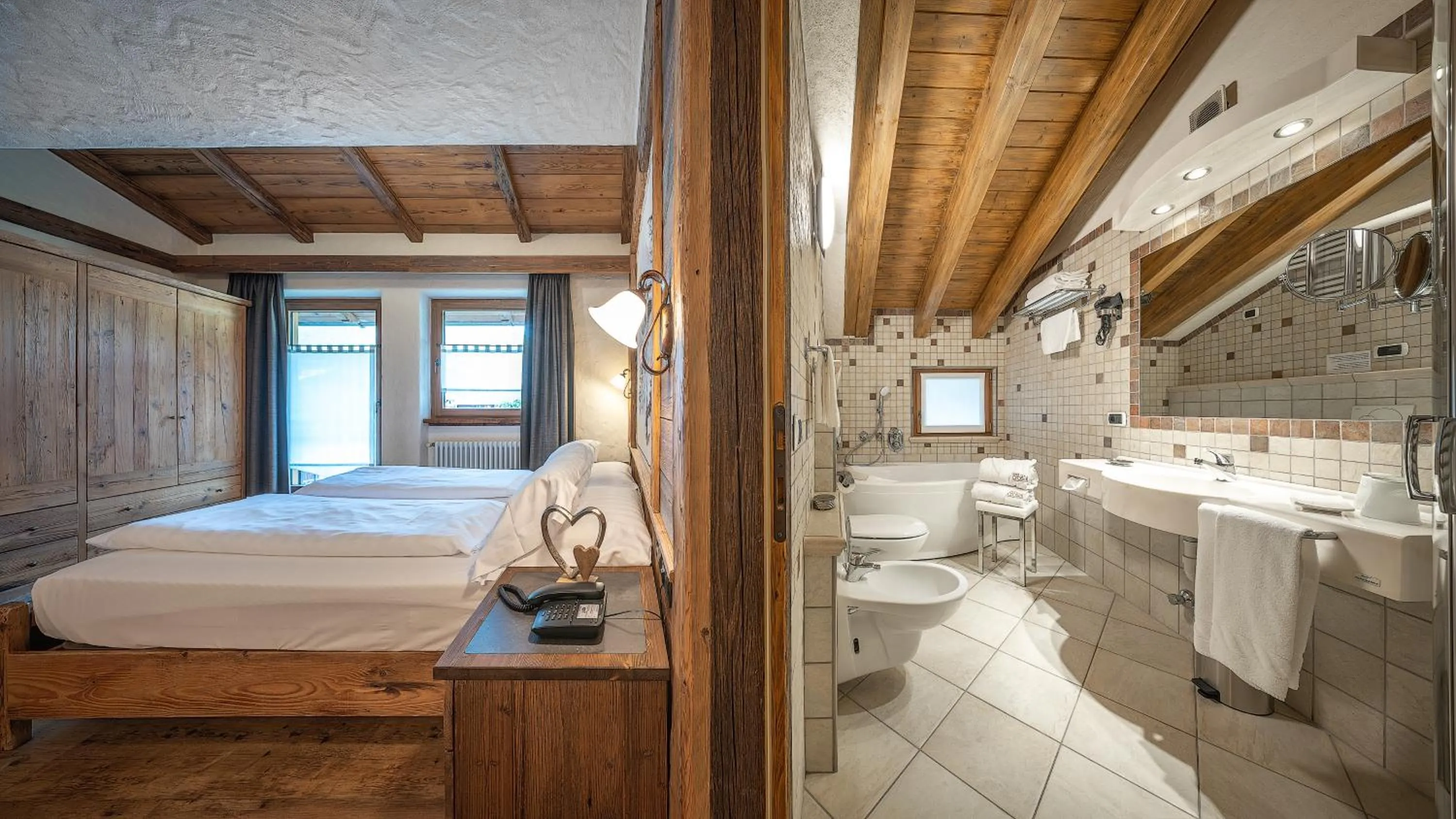 Hot Tub, Bed in Hotel Crosal