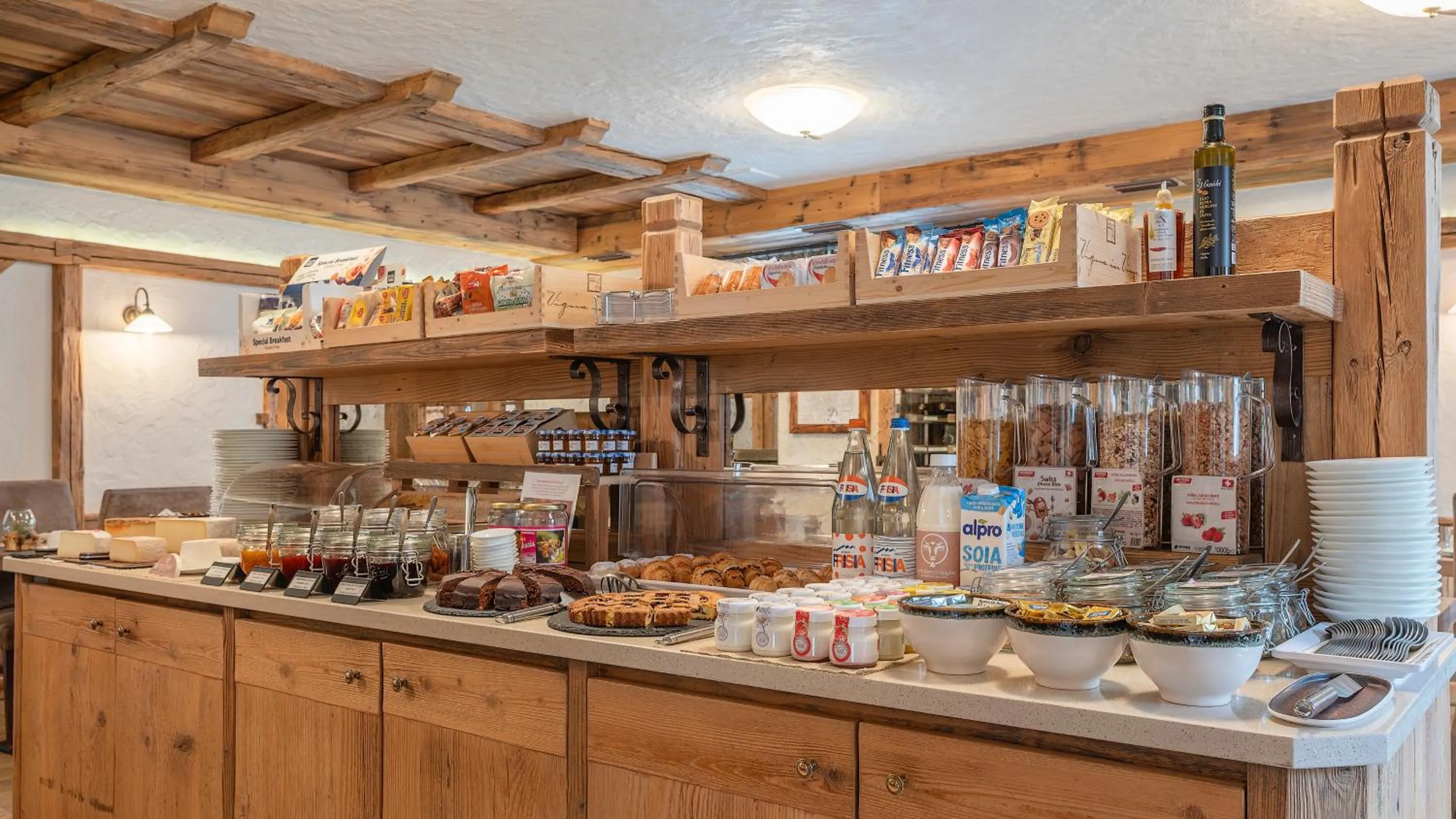 Buffet breakfast in Hotel Crosal