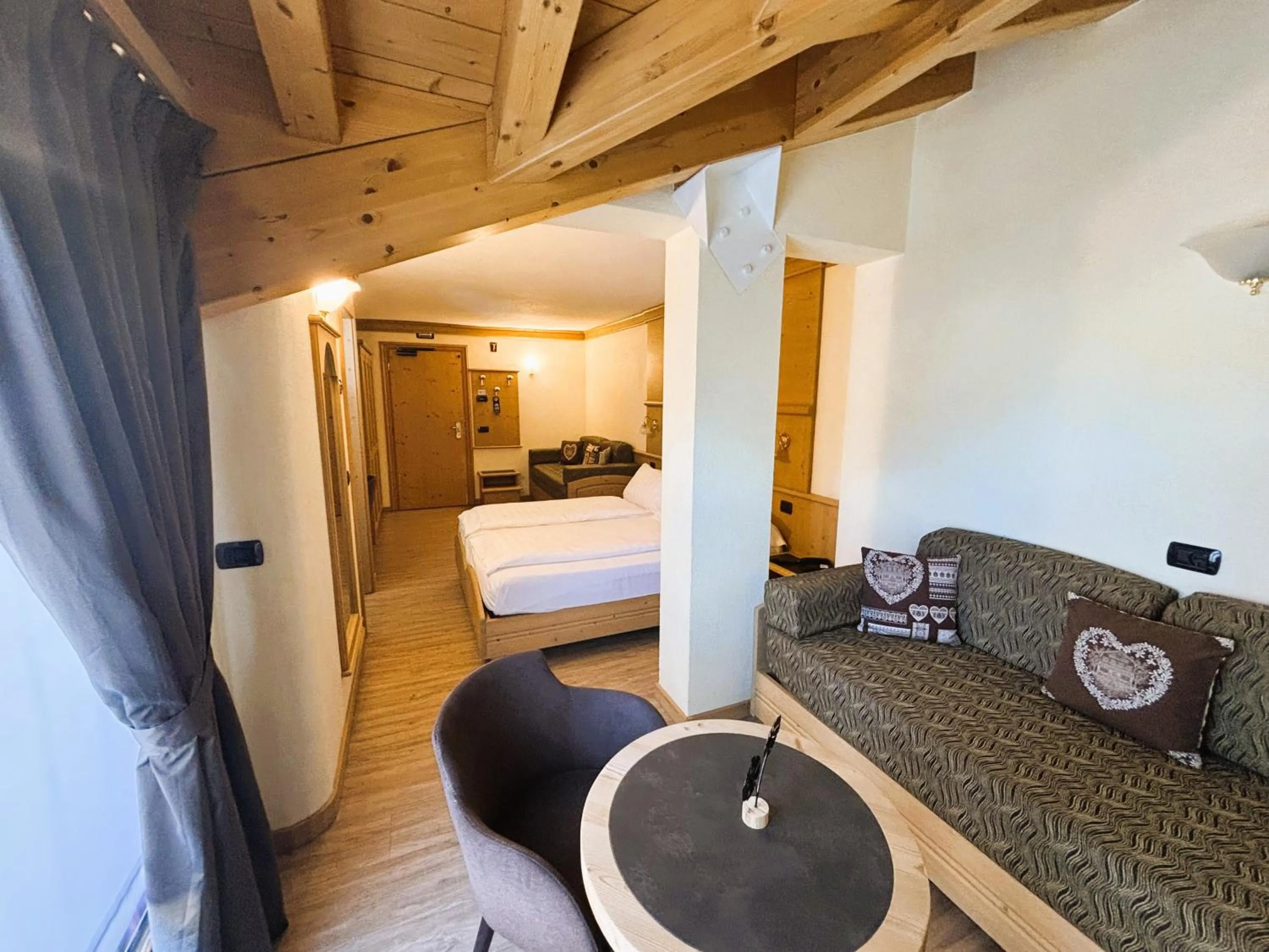 Photo of the whole room, Bed in Hotel Crosal