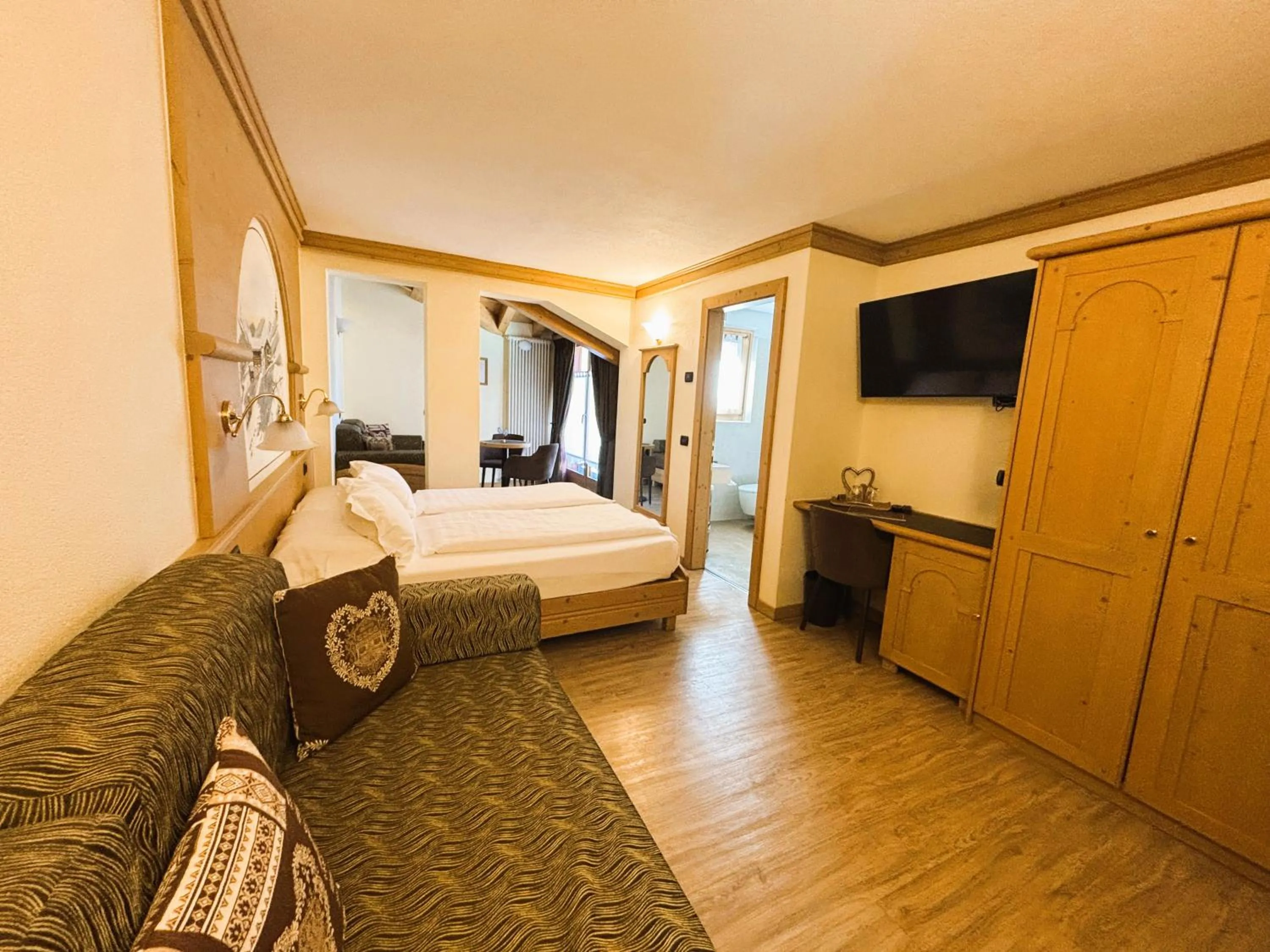 Photo of the whole room, Bed in Hotel Crosal