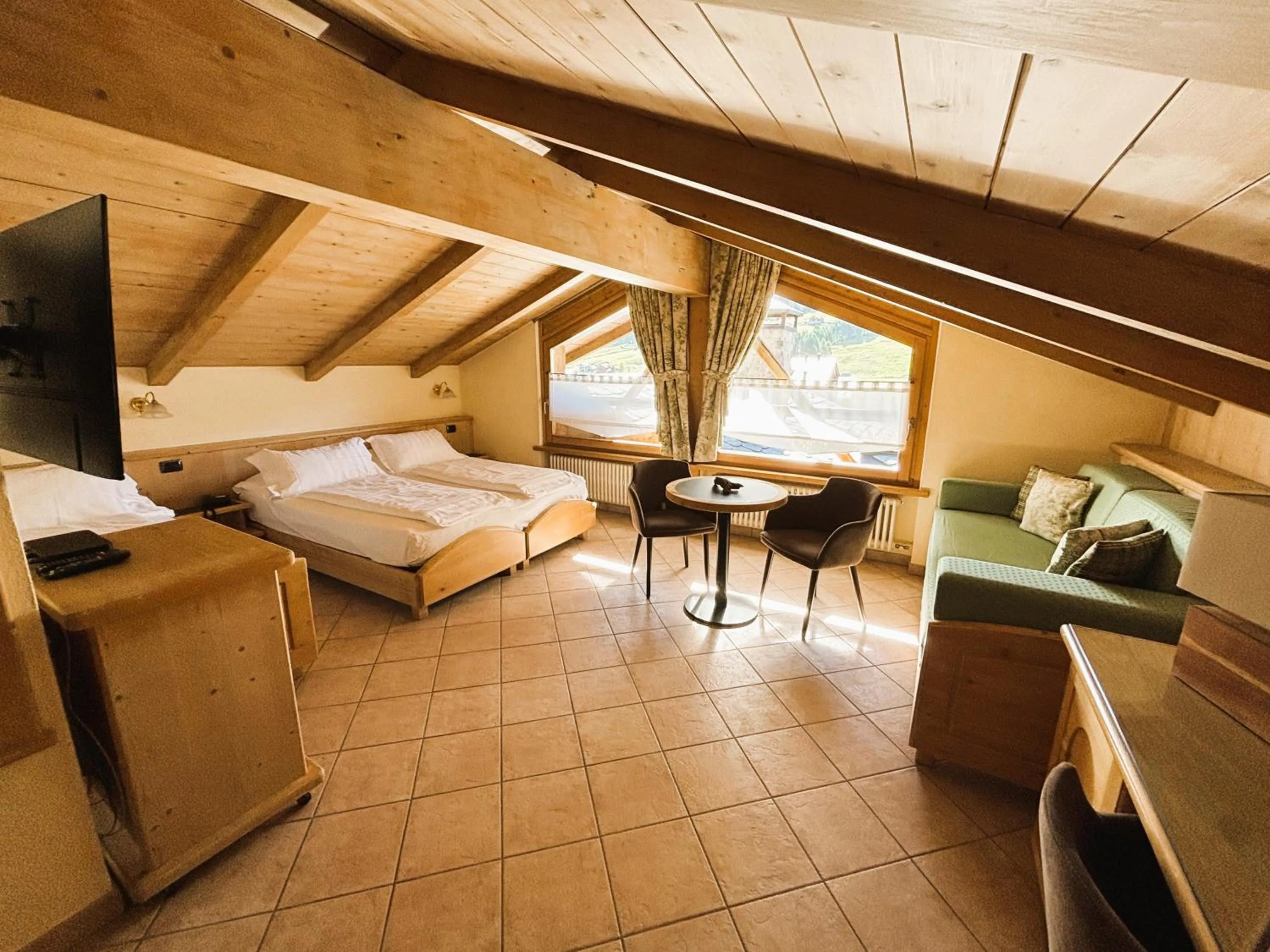 Photo of the whole room, Bed in Hotel Crosal