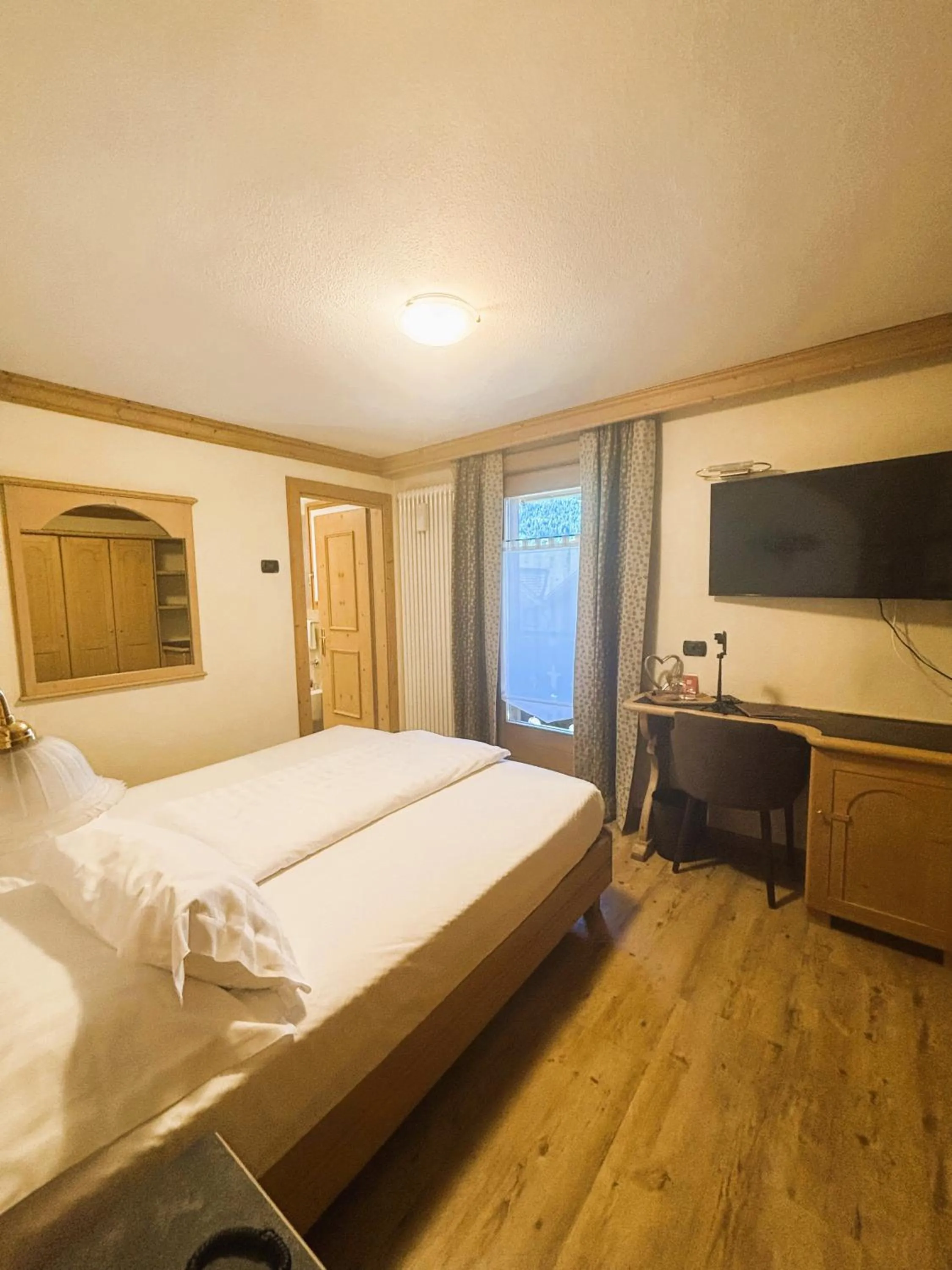 Photo of the whole room, Bed in Hotel Crosal