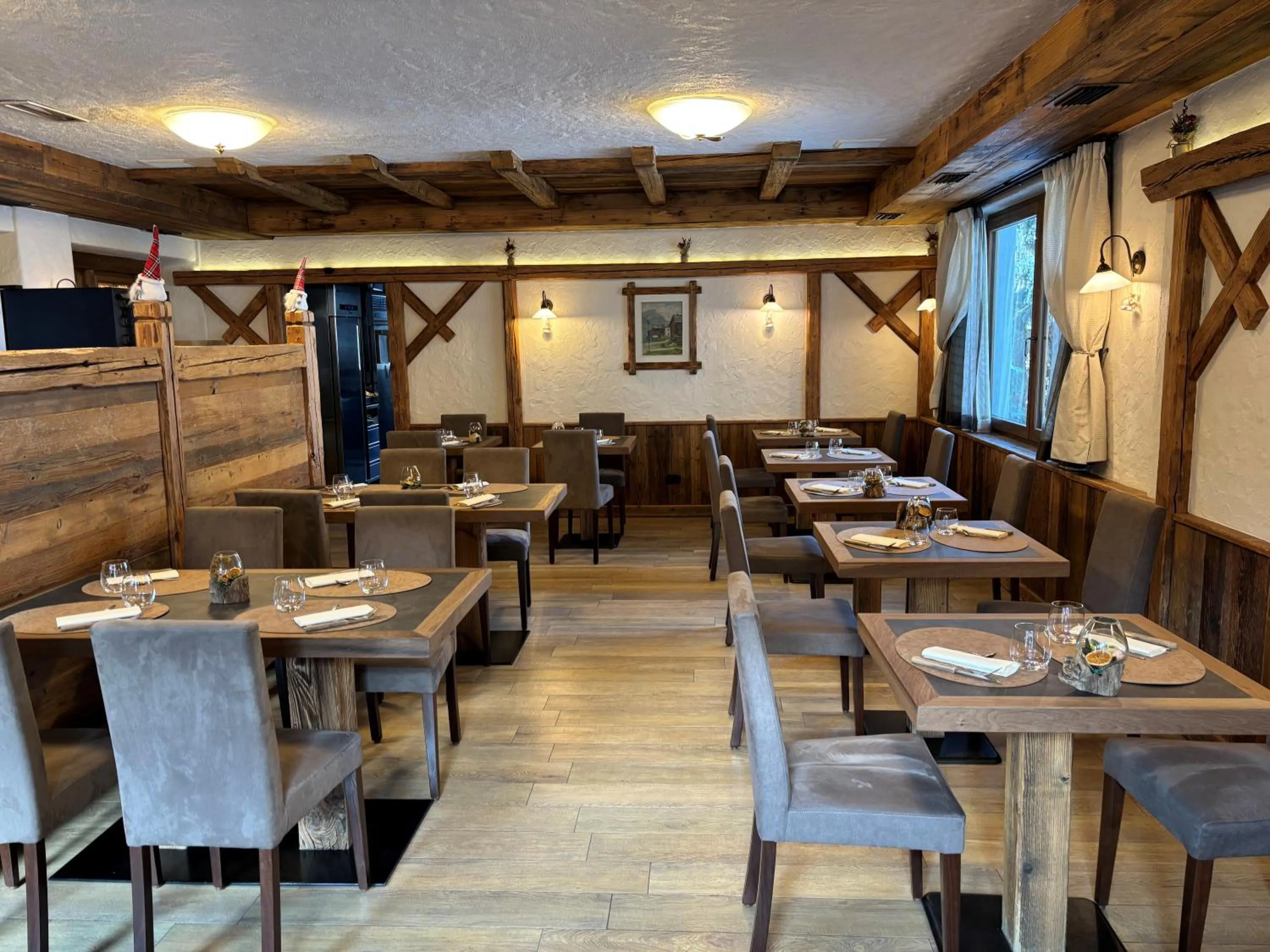 Restaurant/places to eat in Hotel Crosal