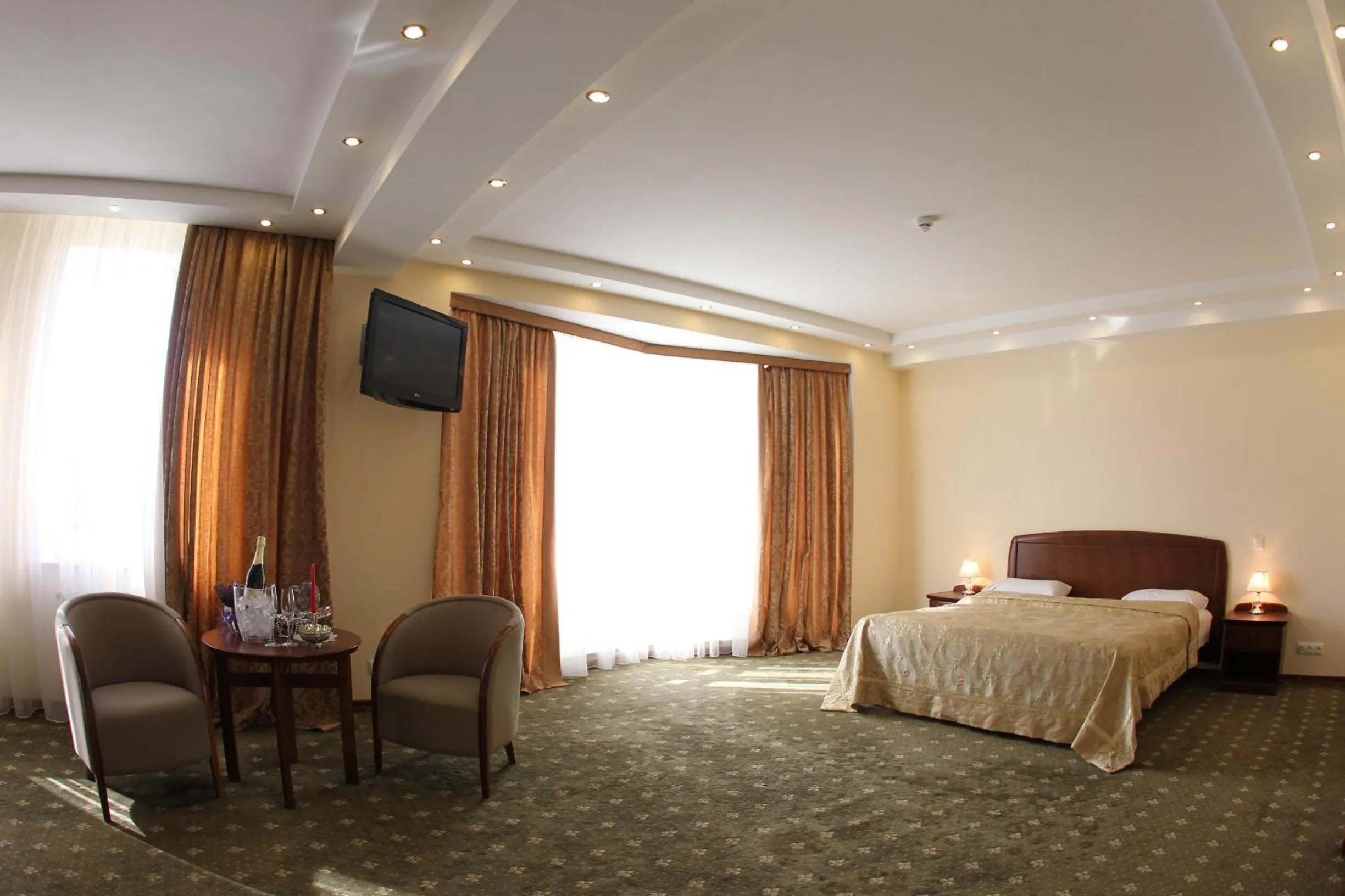 Photo of the whole room, Bed in Platinum Hotel