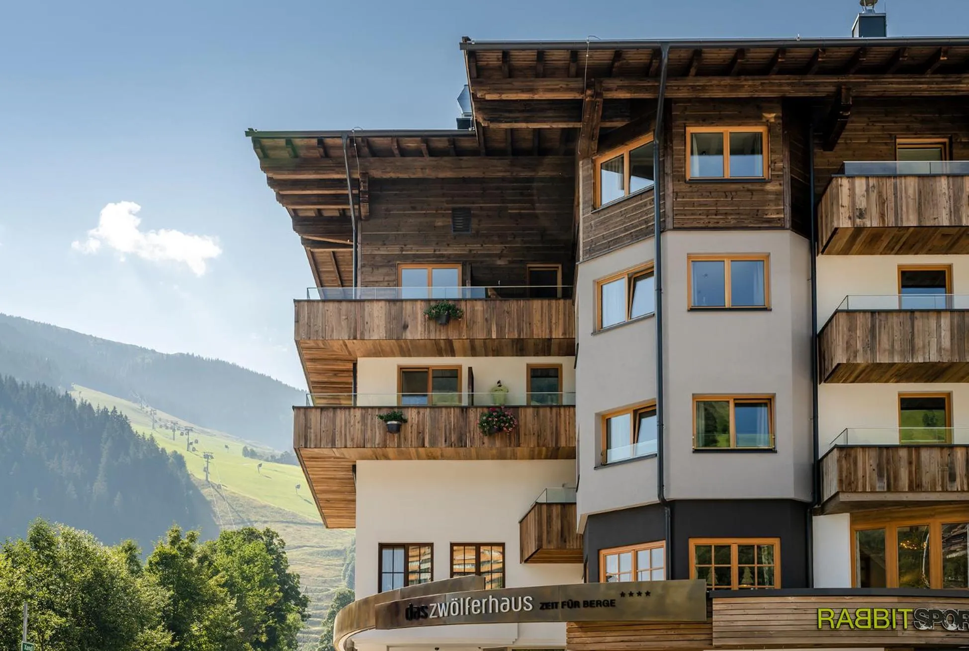 Property building in Hotel das Zwölferhaus