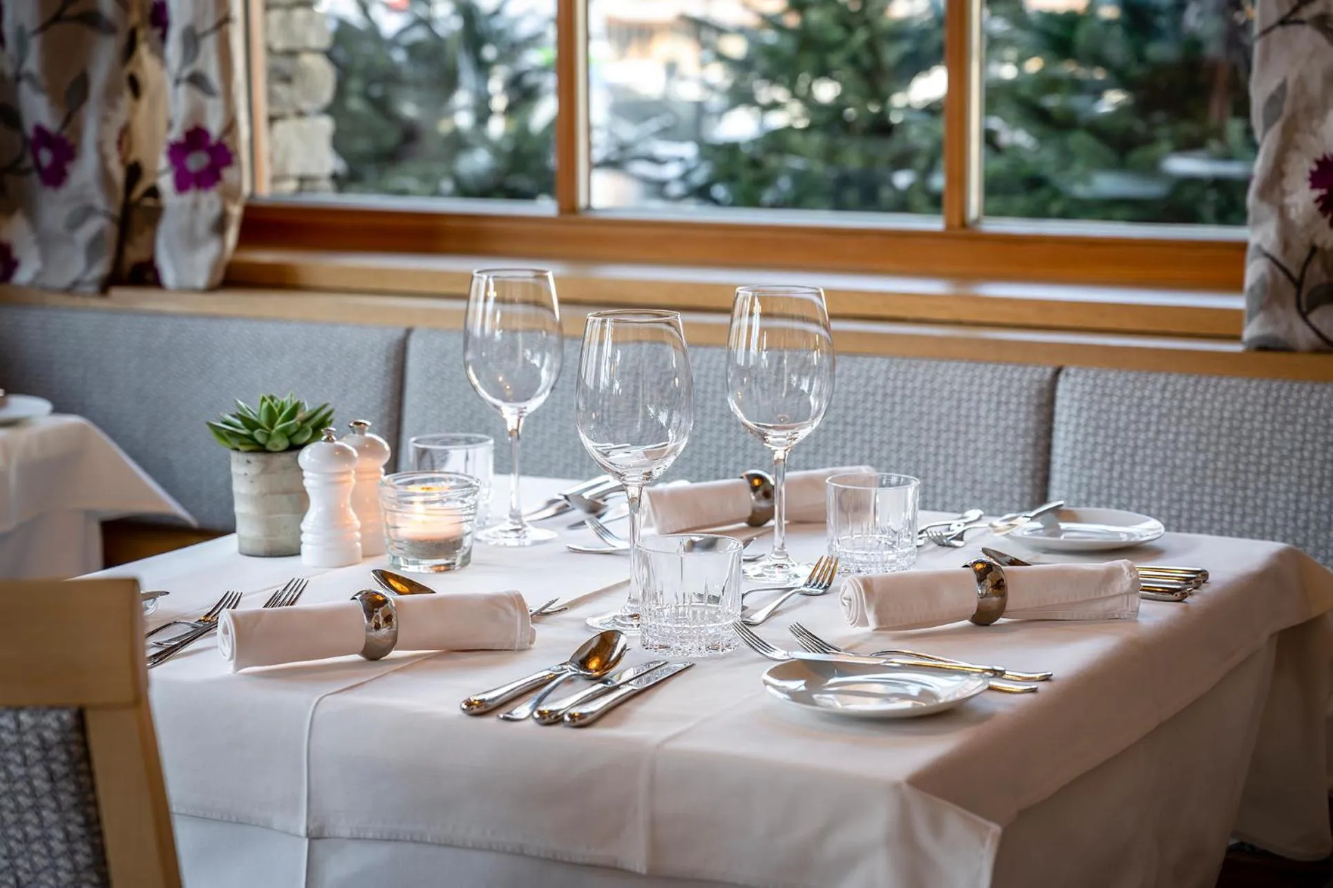 Restaurant/places to eat in Hotel das Zwölferhaus
