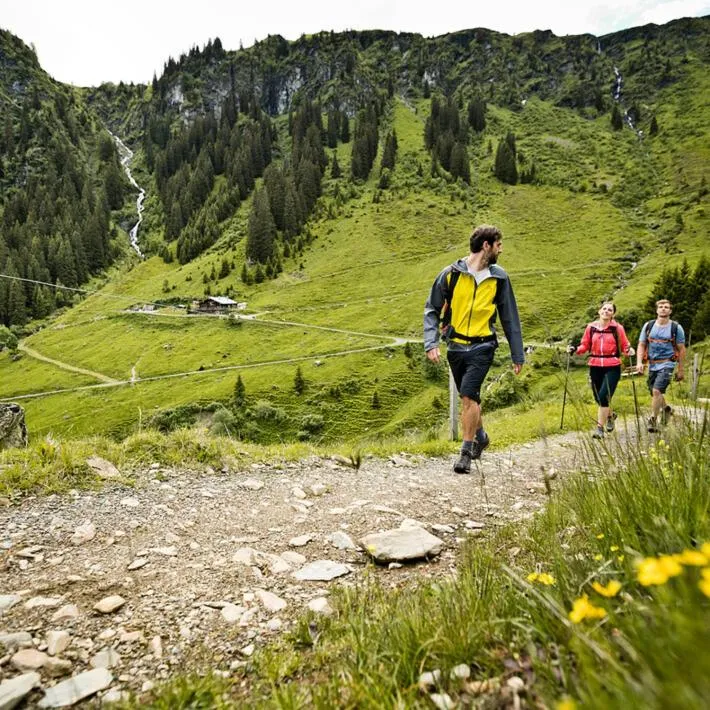 Hiking in Hotel das Zwölferhaus