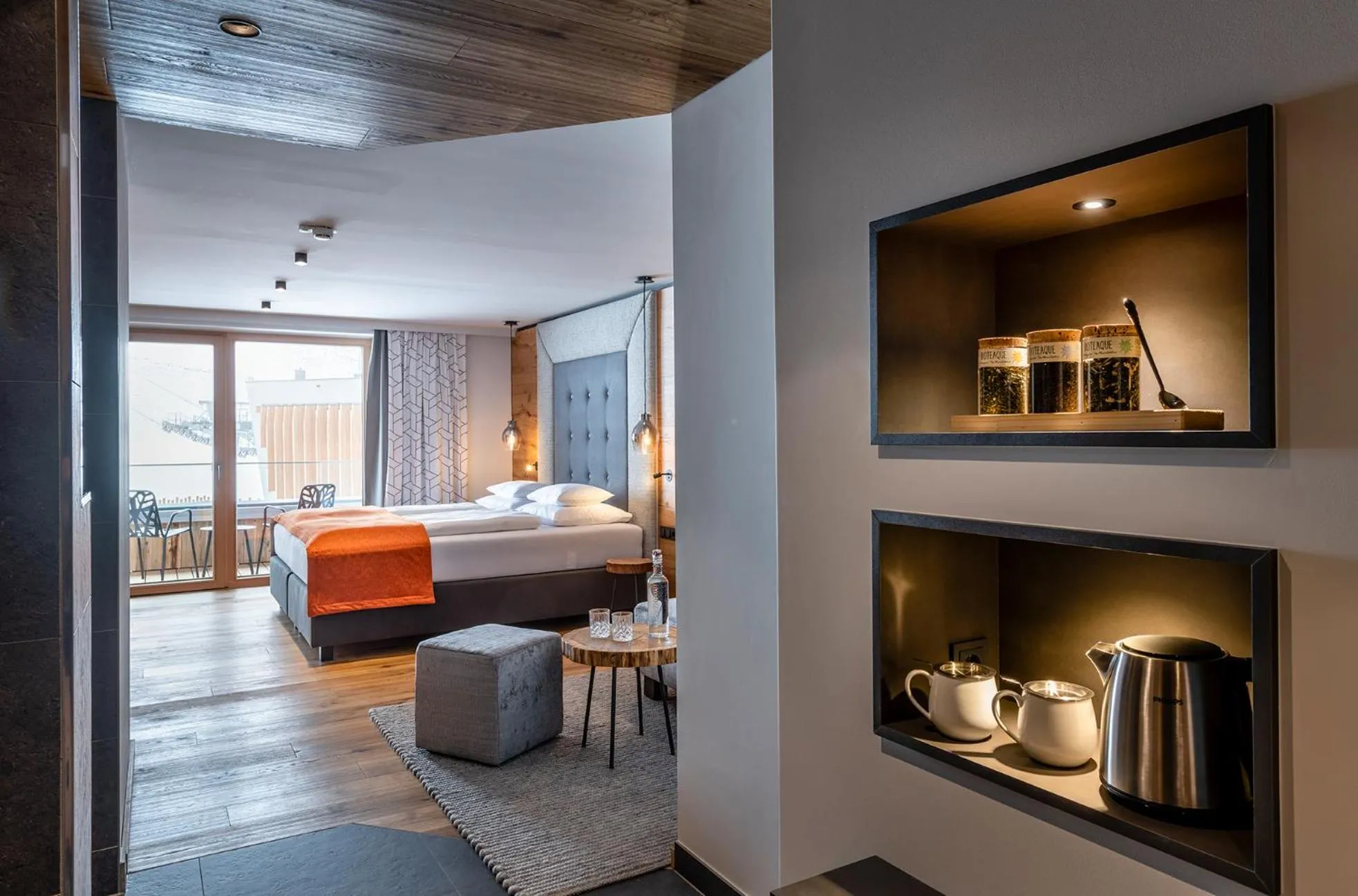 Coffee/tea facilities, Bed in Hotel das Zwölferhaus