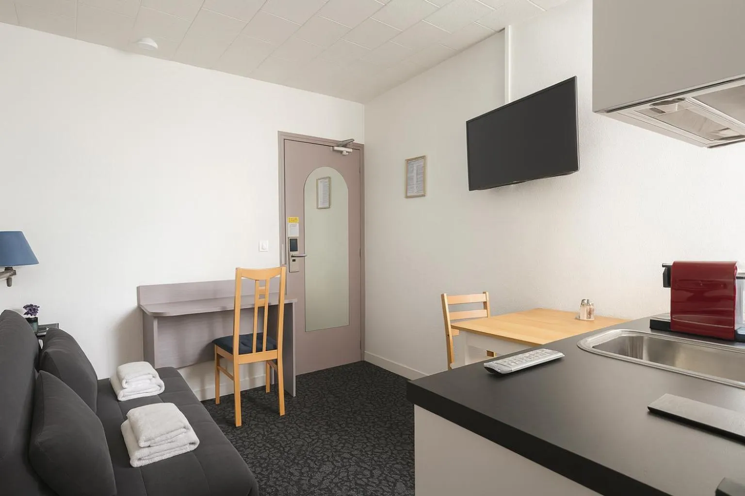 TV and multimedia in Hôtel du Parc Montsouris