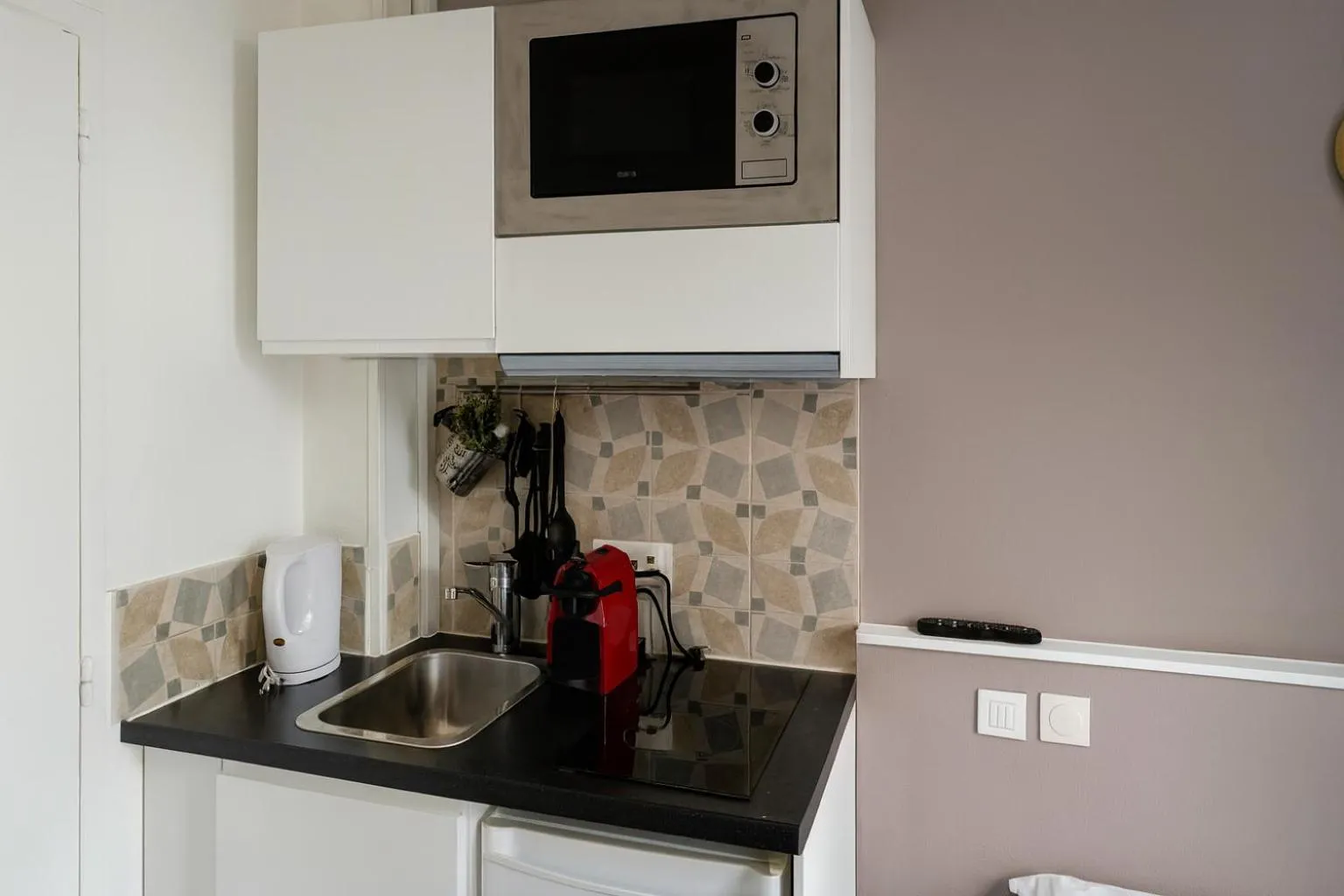 Kitchen or kitchenette in Hôtel du Parc Montsouris