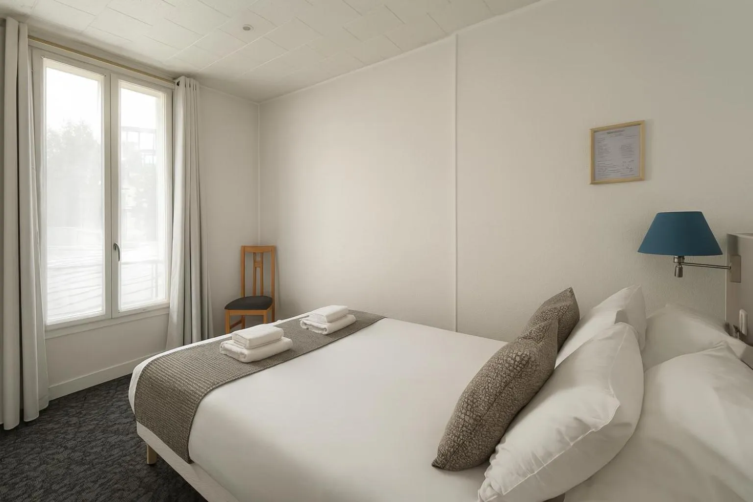 Bed in Hôtel du Parc Montsouris