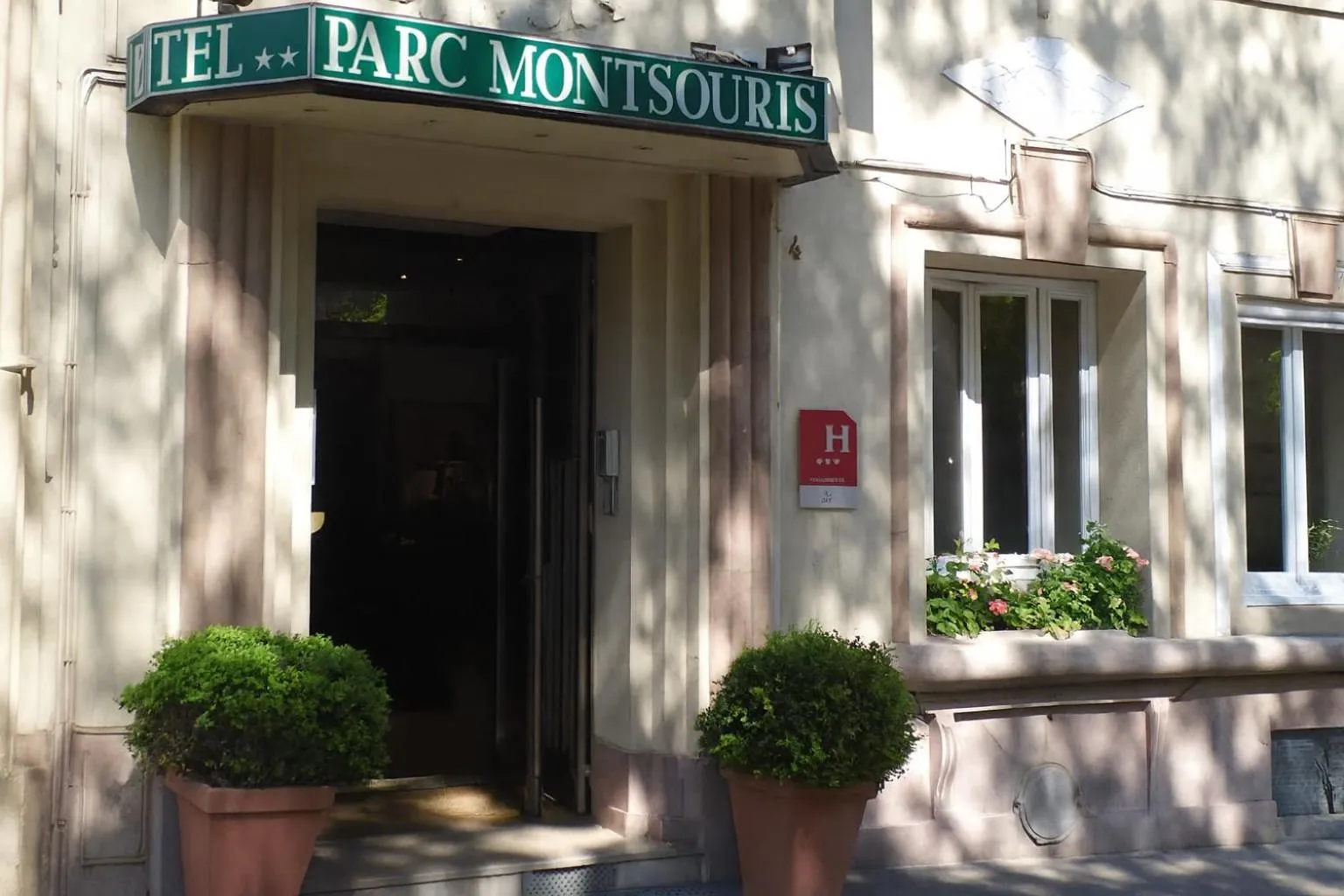 Facade/entrance in Hôtel du Parc Montsouris
