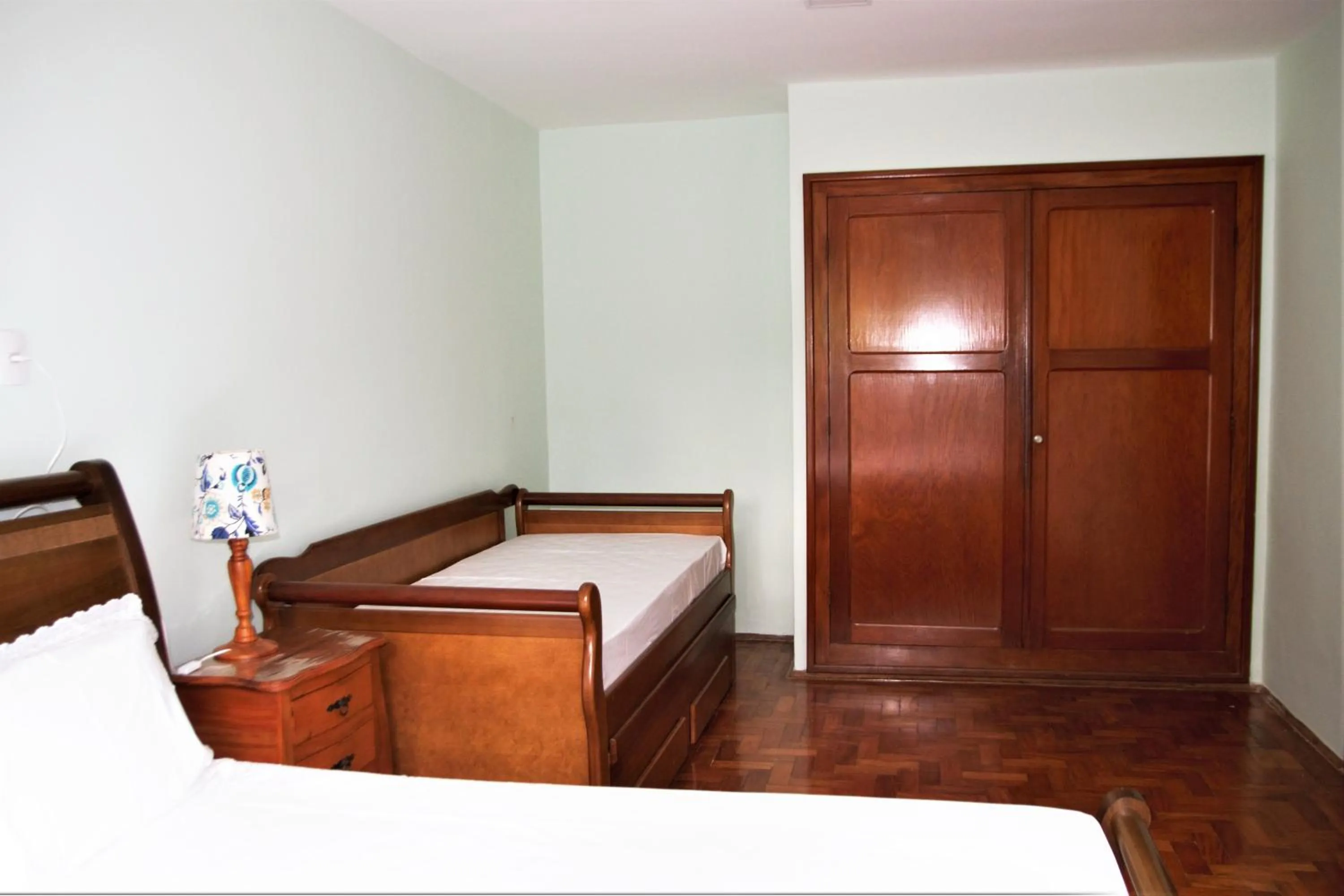 Photo of the whole room, Bed in Chalé Bosque Do Barreiro