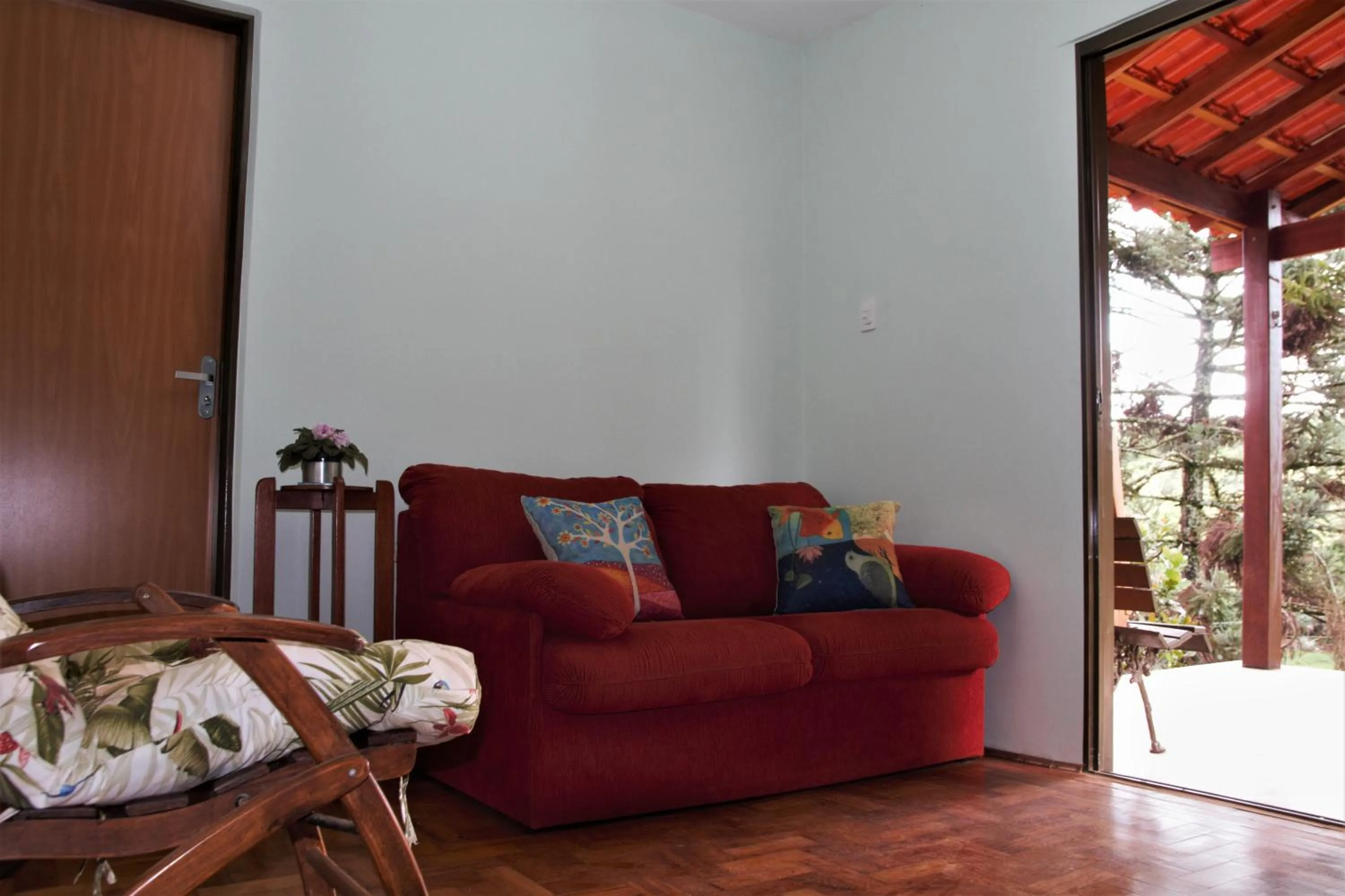 Communal lounge/ TV room in Chalé Bosque Do Barreiro