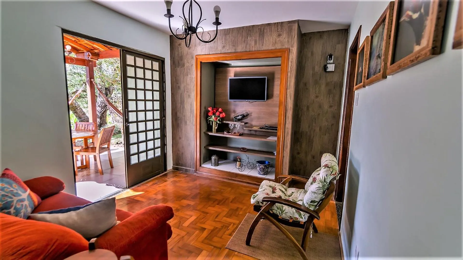 Communal lounge/ TV room in Chalé Bosque Do Barreiro