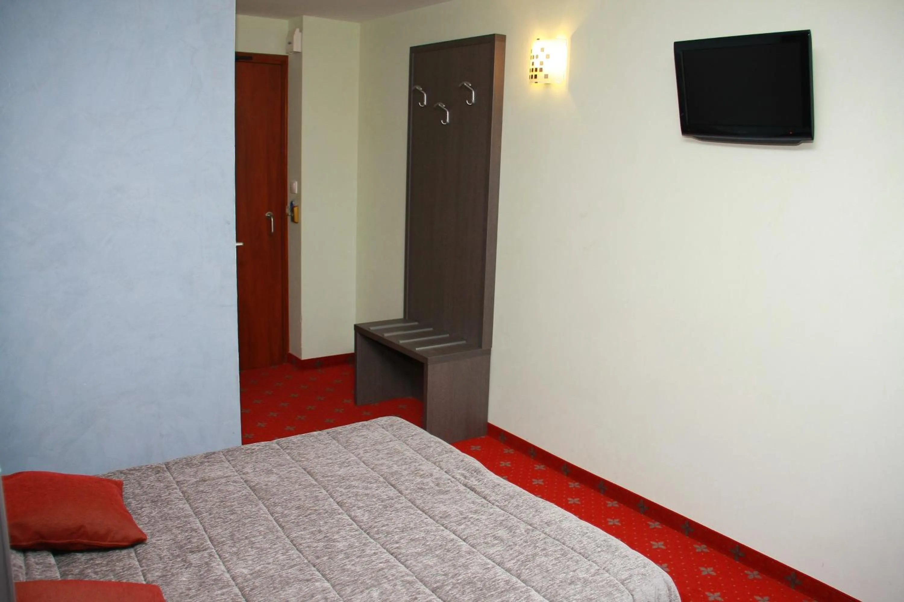 Bedroom, Bed in Hôtel Le Commerce