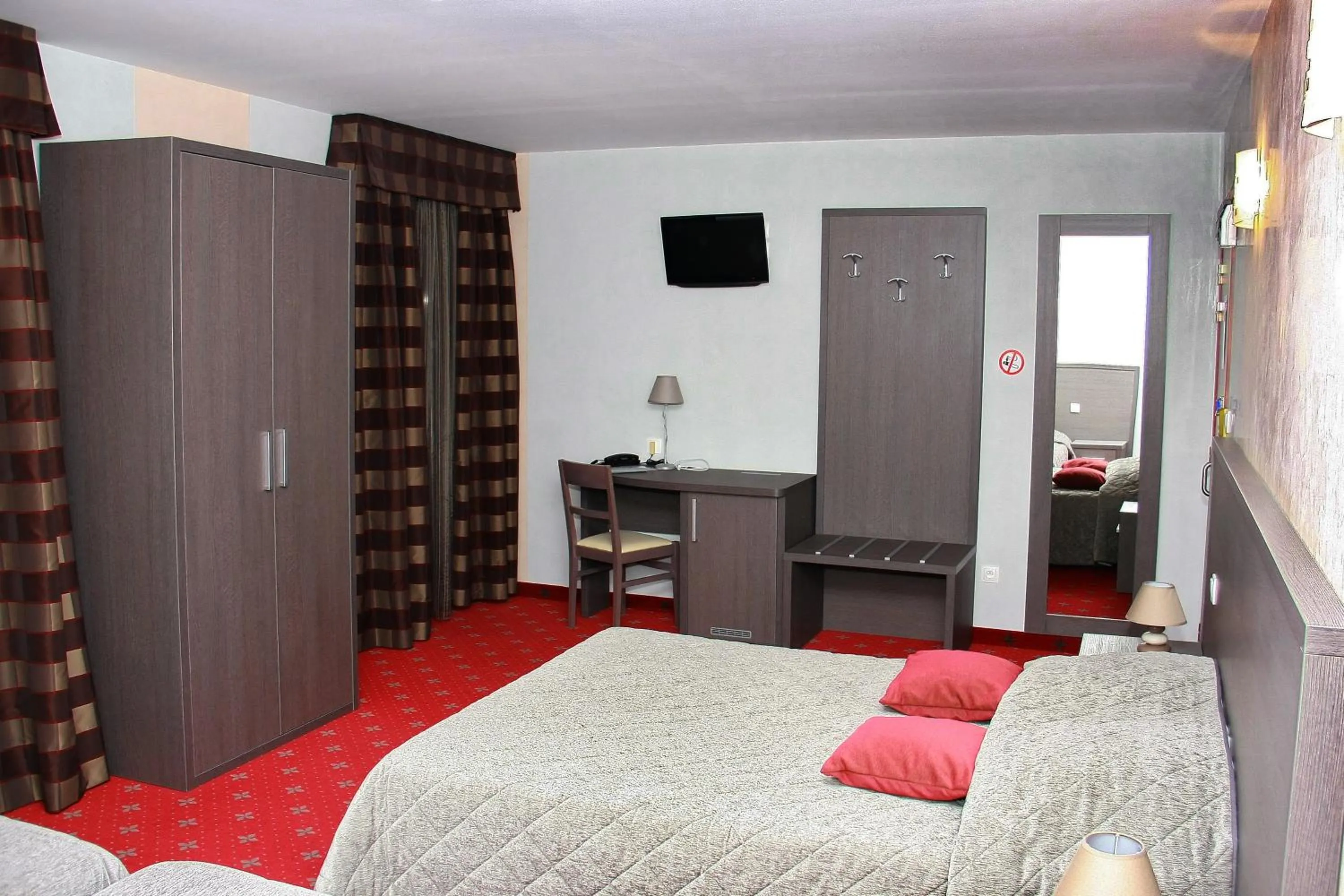 Bedroom, Bed in Hôtel Le Commerce