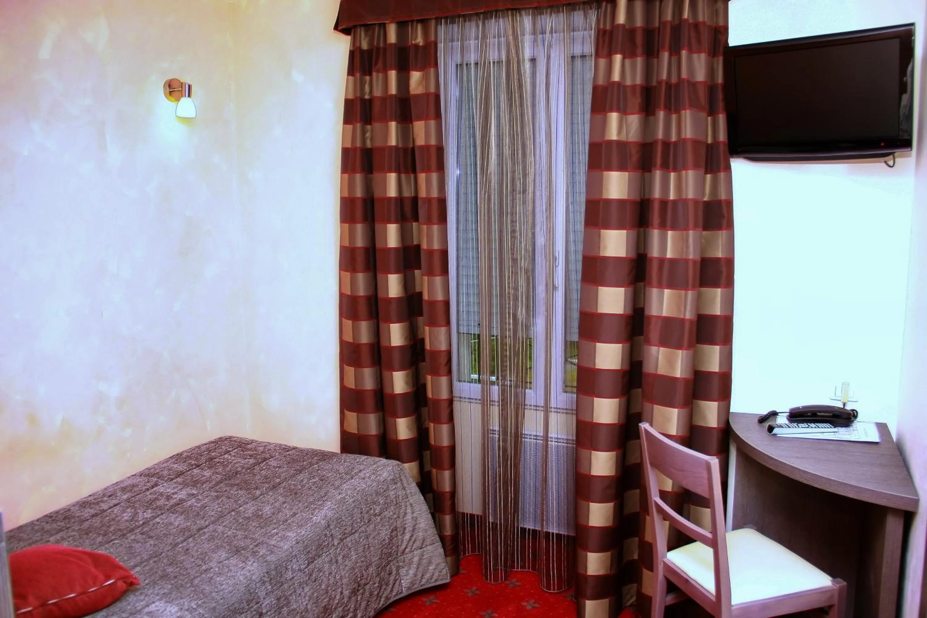 Seating area, Bed in Hôtel Le Commerce