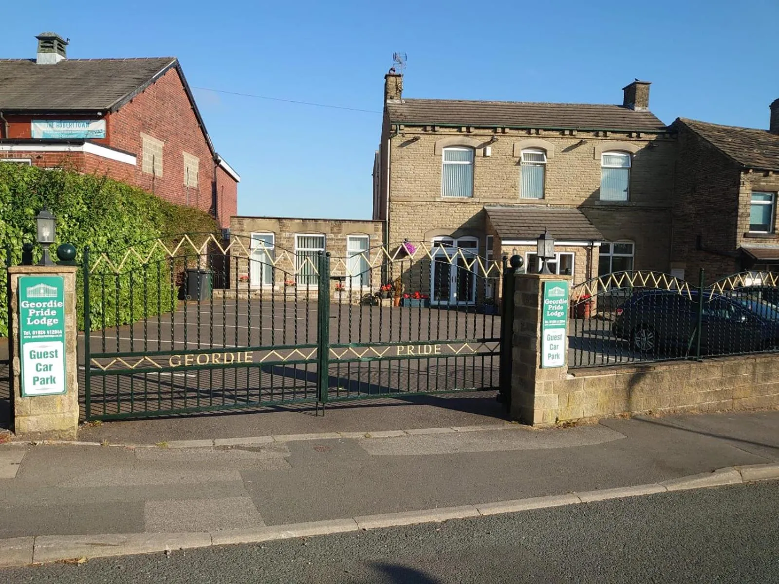 Twin Room with Shower - single occupancy in geordie pride lodge