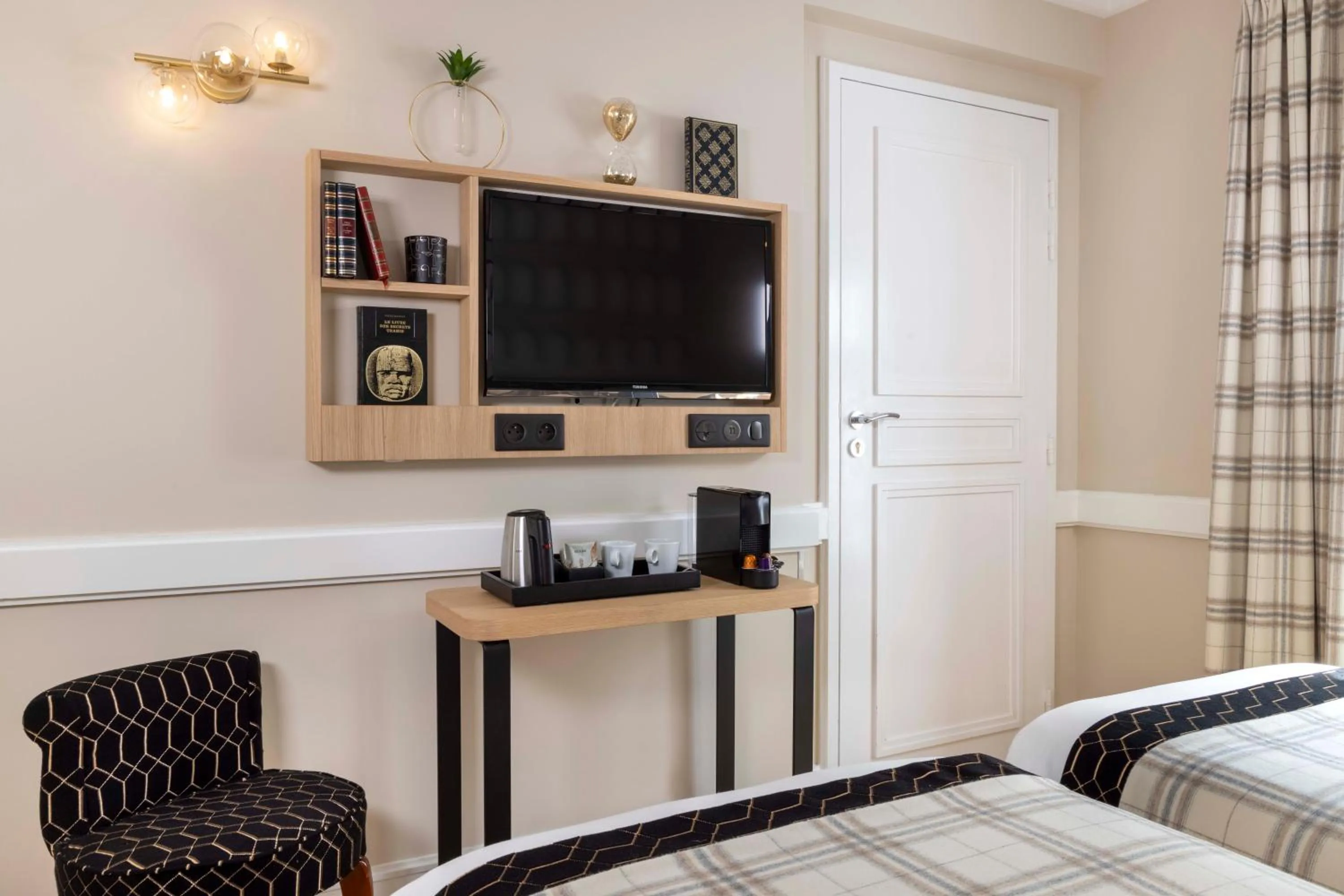 Bedroom, Bed in Hotel Sleeping Belle - Gare de Lyon Bastille