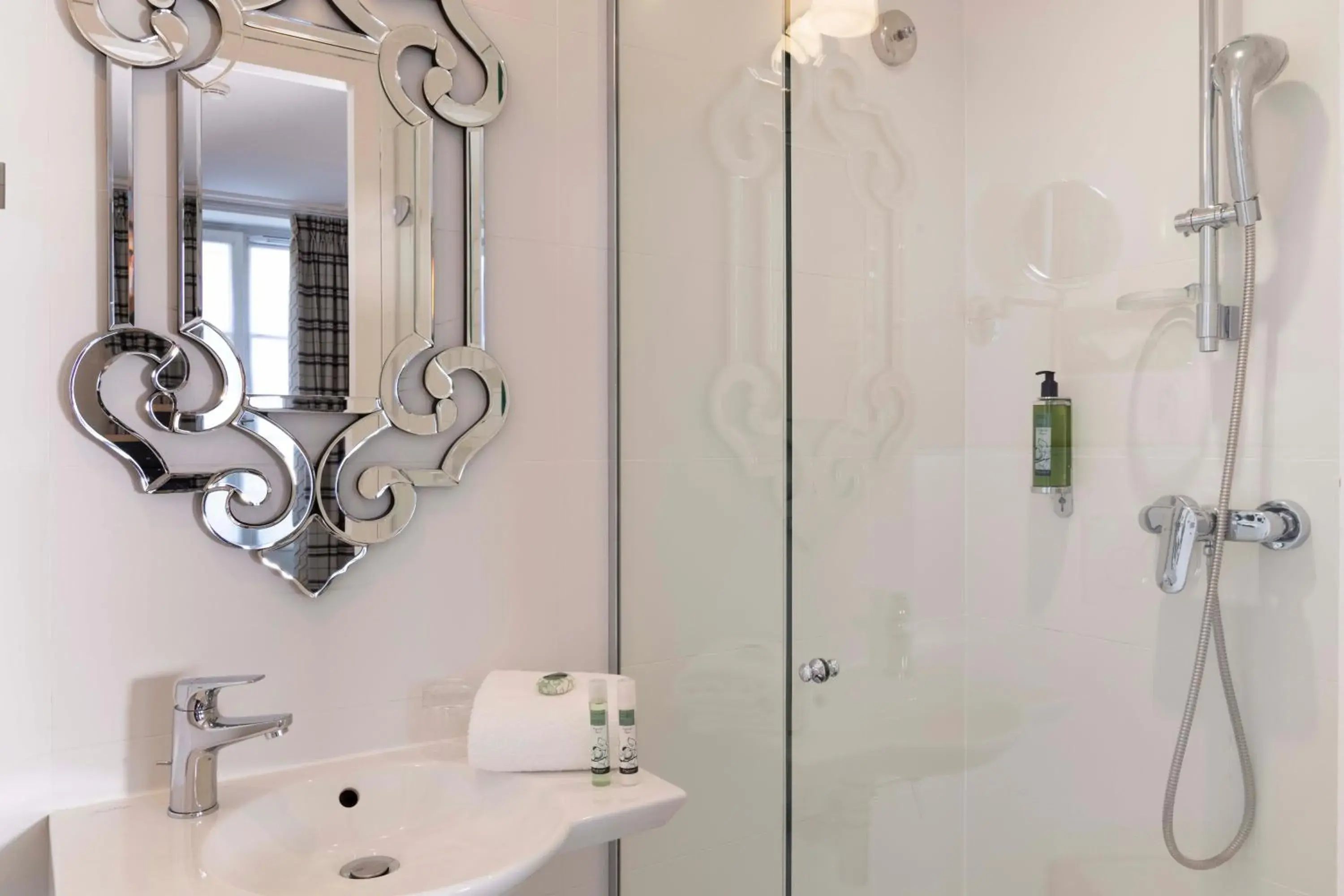 Bathroom in Hotel Sleeping Belle - Gare de Lyon Bastille Bathroom in Hotel Sleeping Belle - Gare de Lyon Bastille