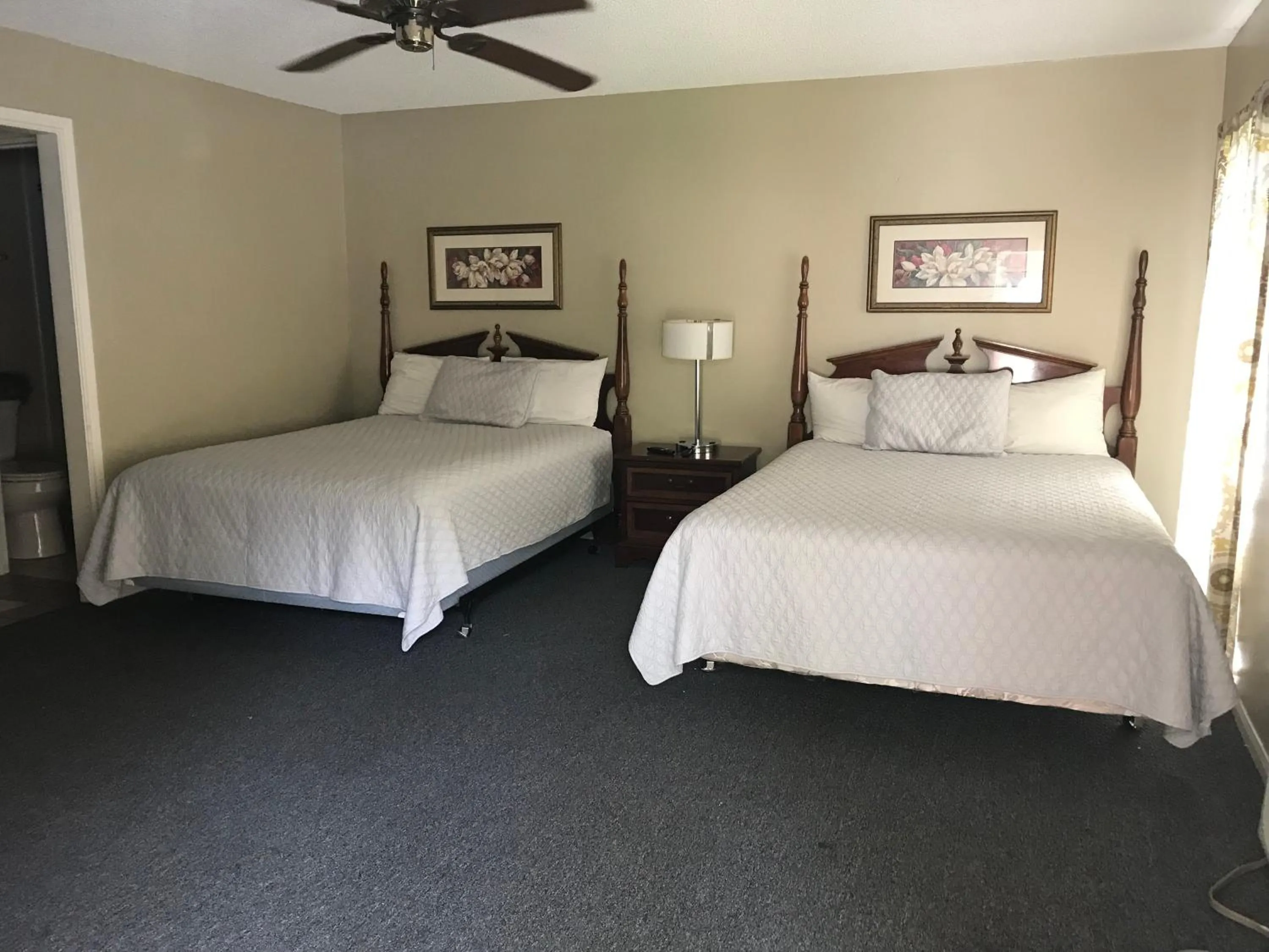 Bedroom, Bed in Lakeview Hotel