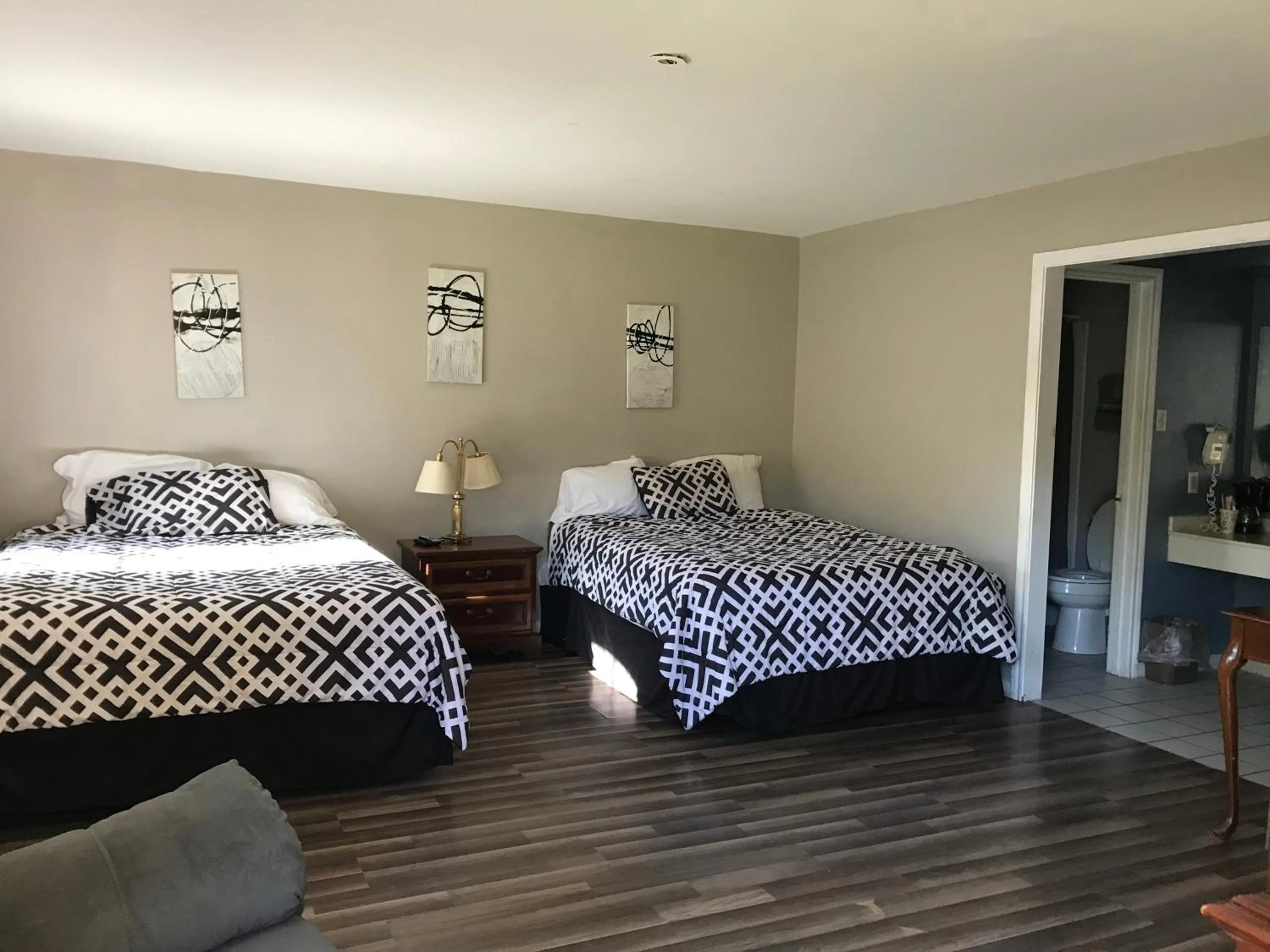 Bedroom, Bed in Lakeview Hotel