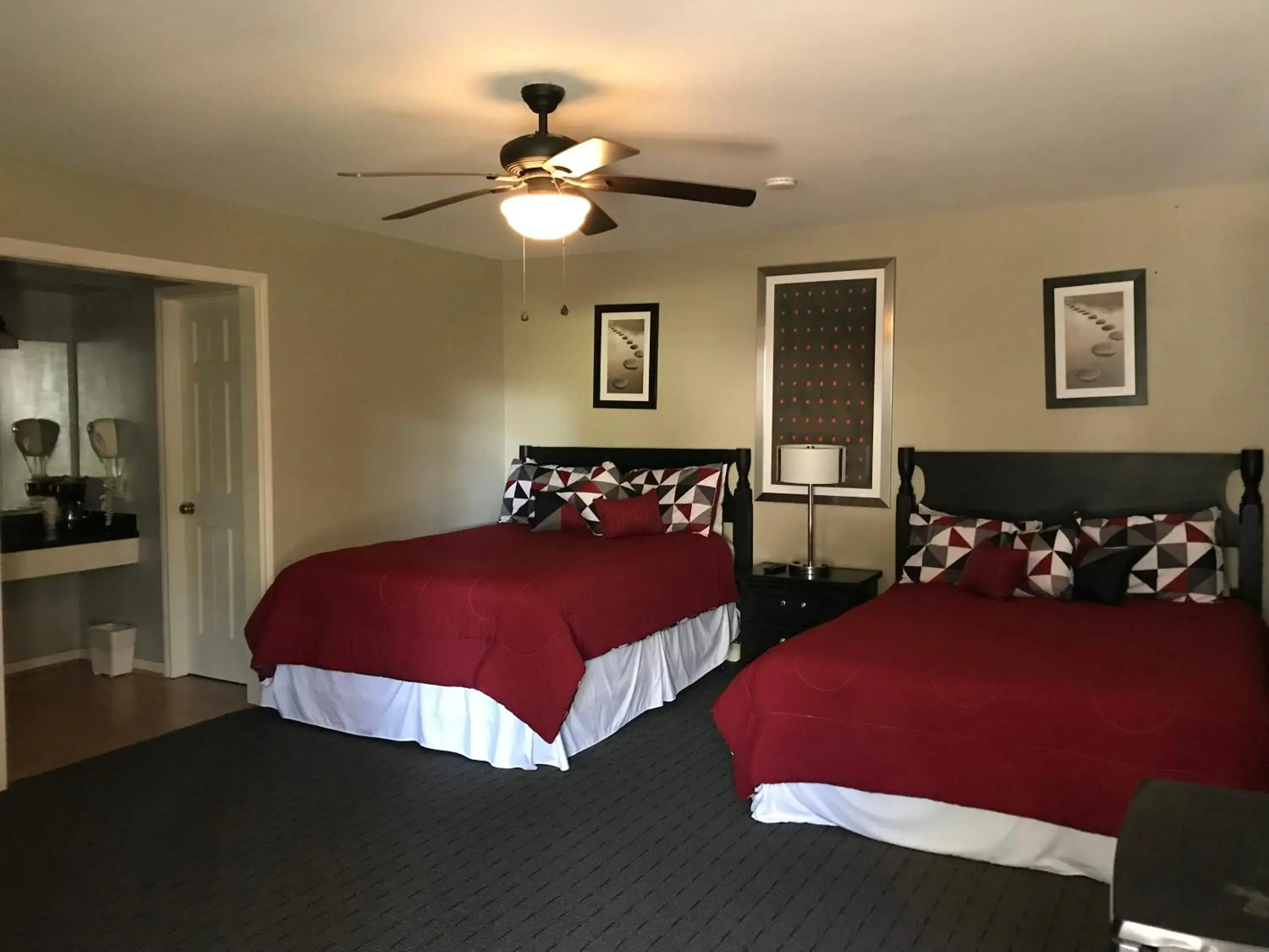 Queen Room with Two Queen Beds in Lakeview Hotel Queen Room with Two Queen Beds in Lakeview Hotel