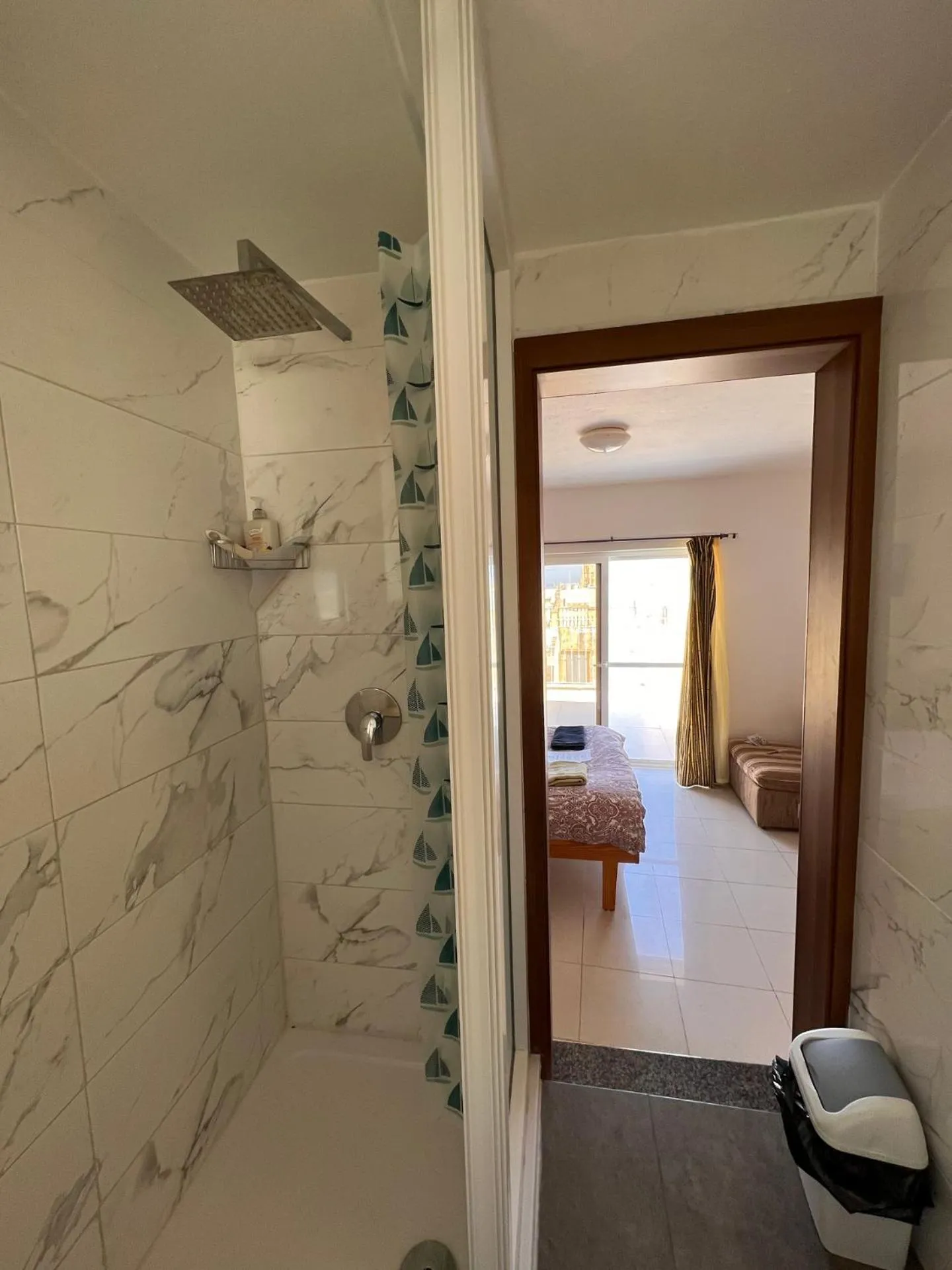 Shower, Bed in All Nations Holiday Home