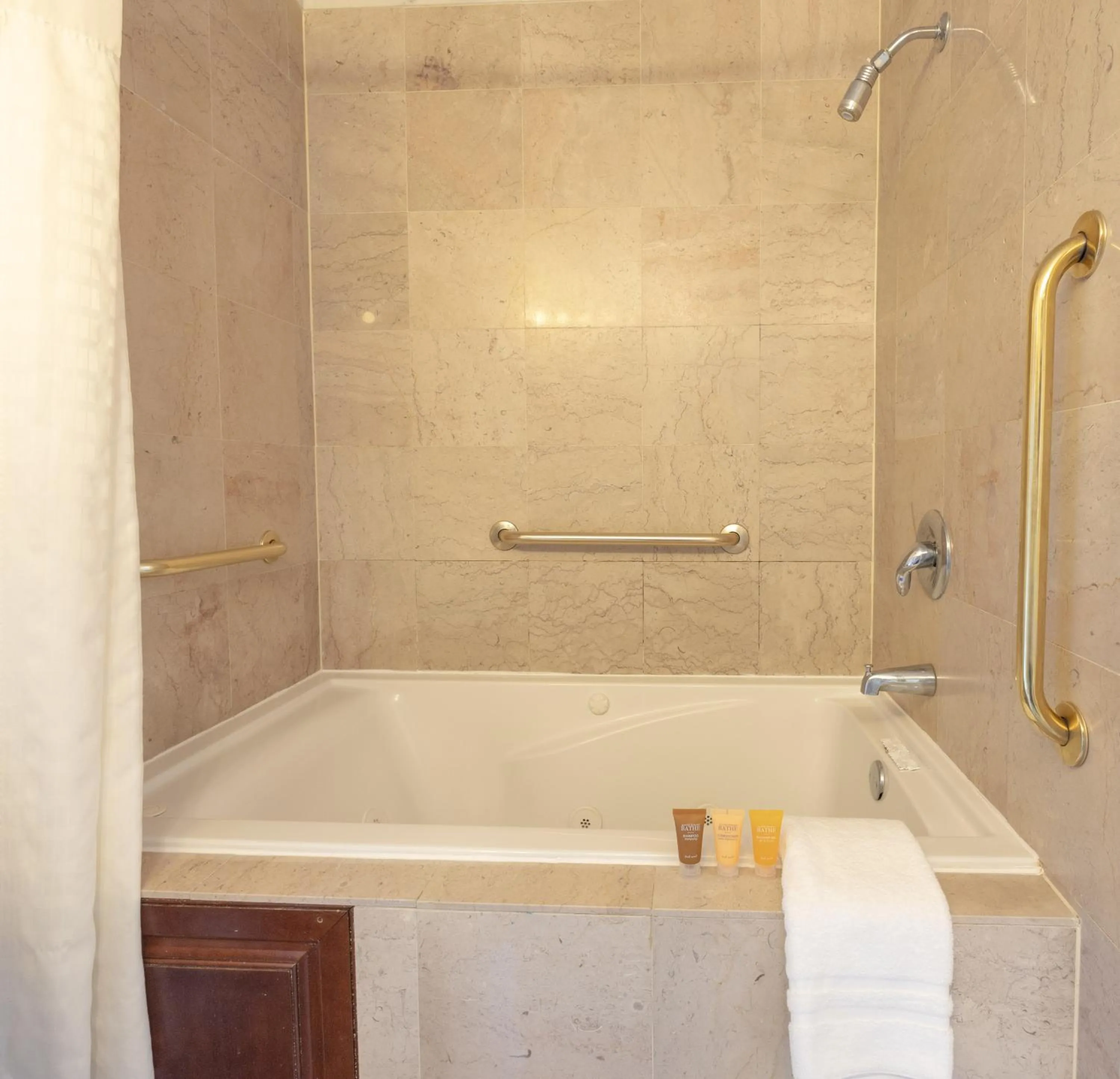 Hot Tub in Ocean Inn & Suites