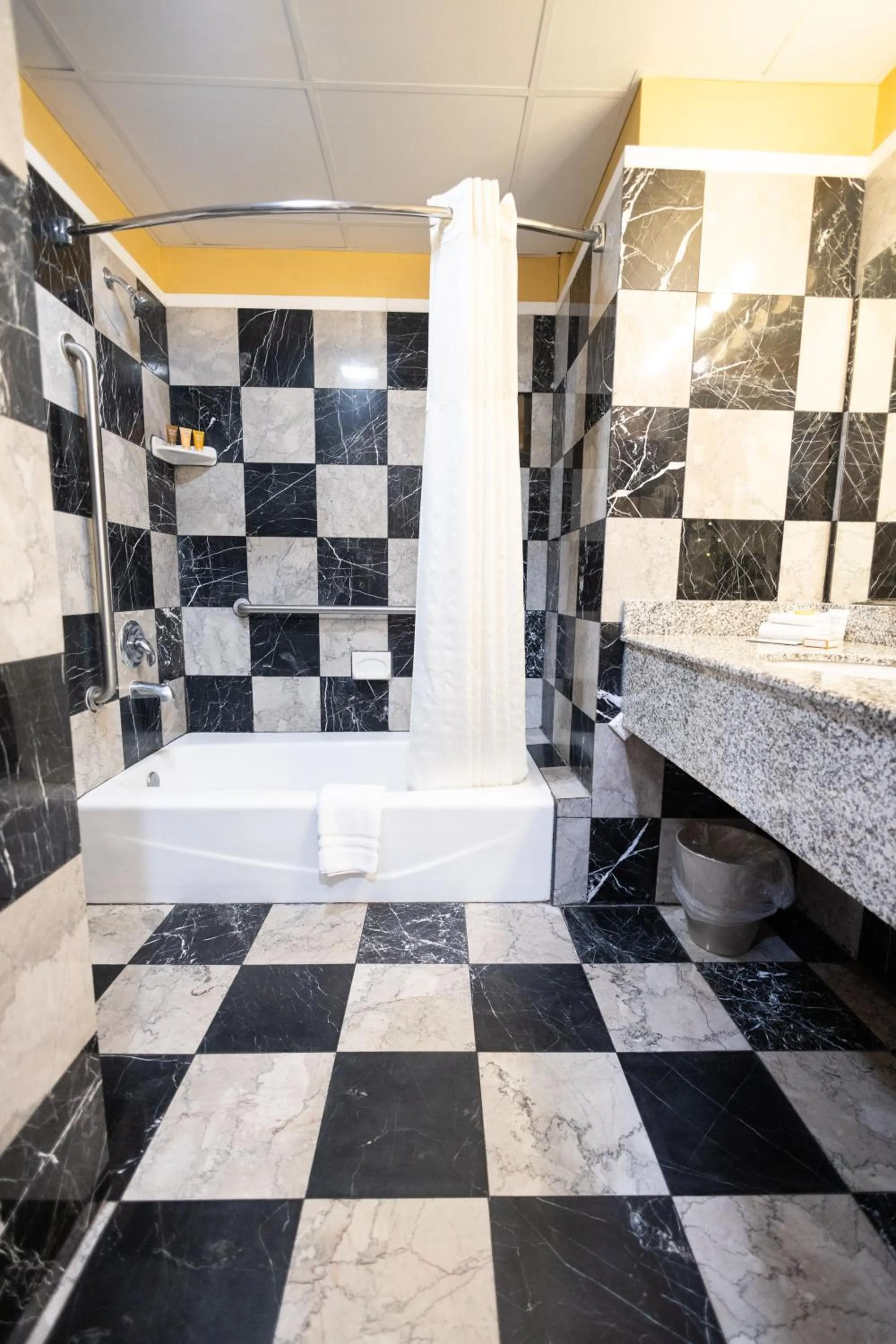 Shower in Ocean Inn & Suites