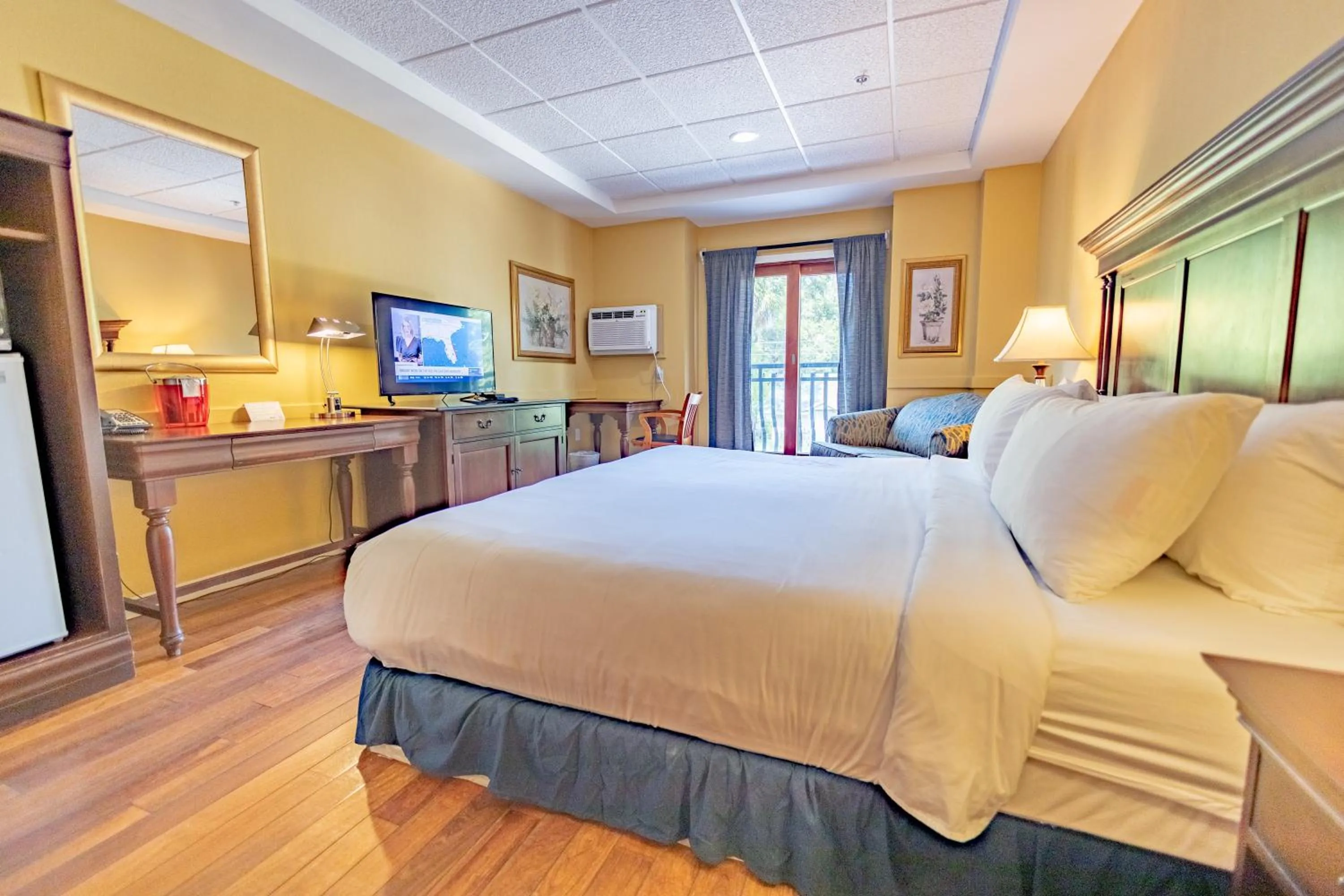 Bed in Ocean Inn & Suites