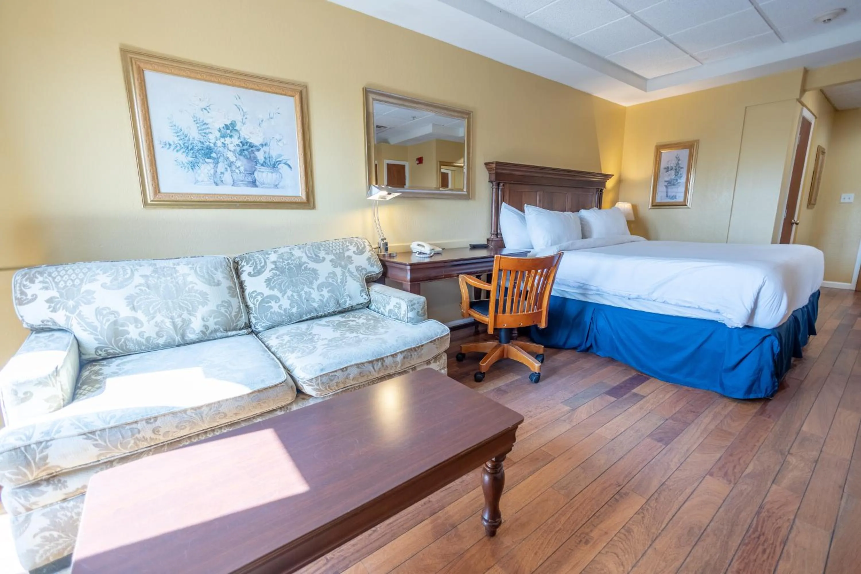 Seating area, Bed in Ocean Inn & Suites