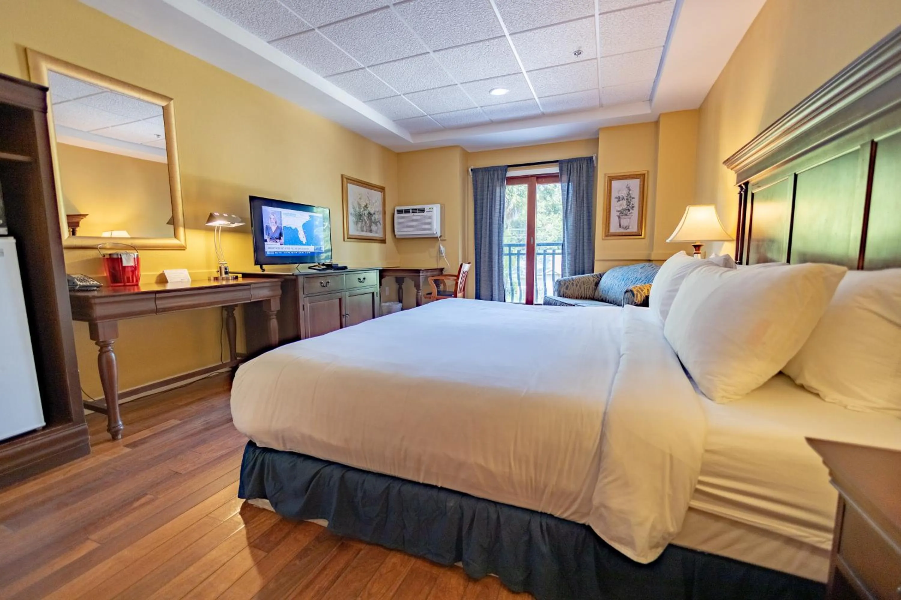 Bed in Ocean Inn & Suites