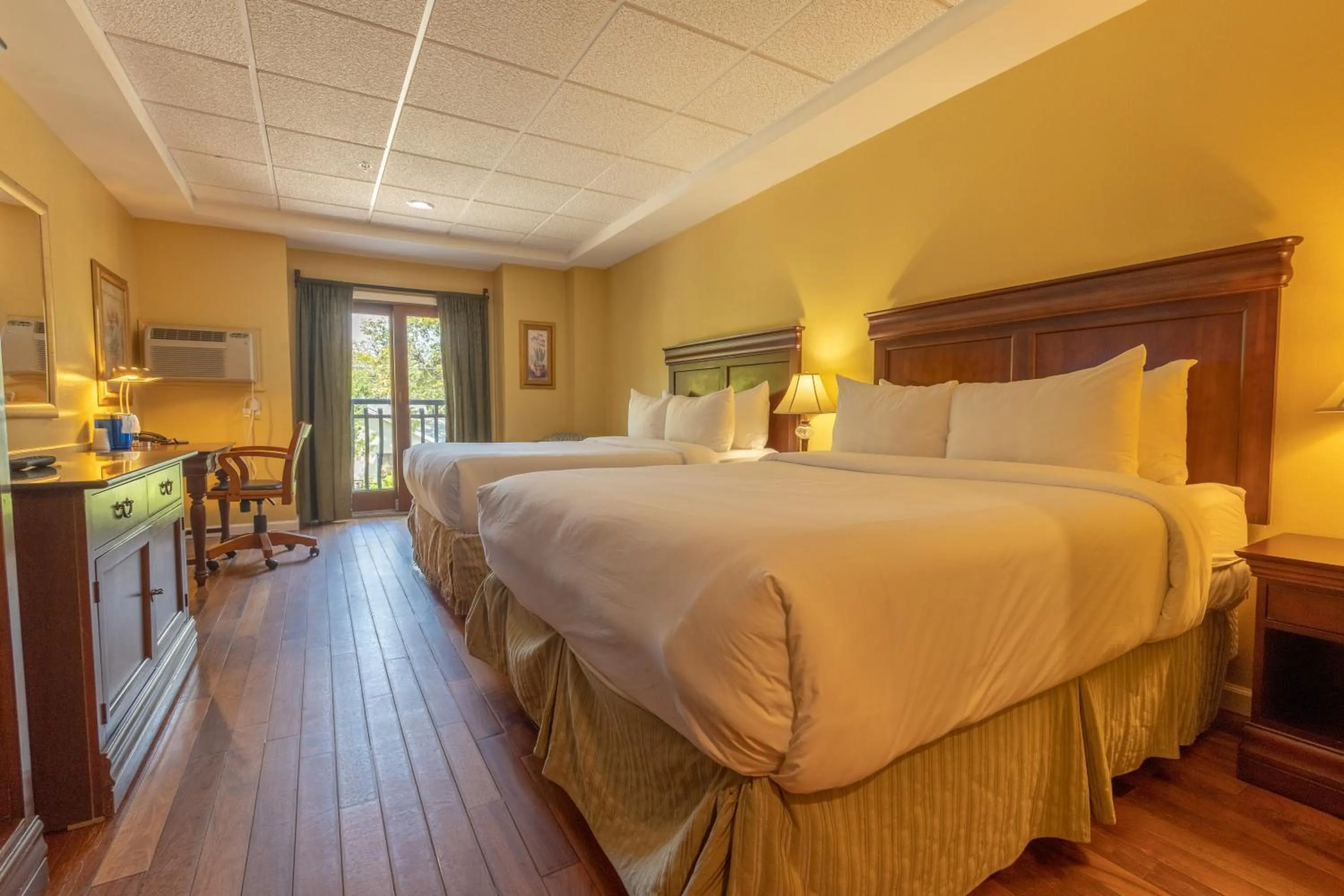 Bed in Ocean Inn & Suites