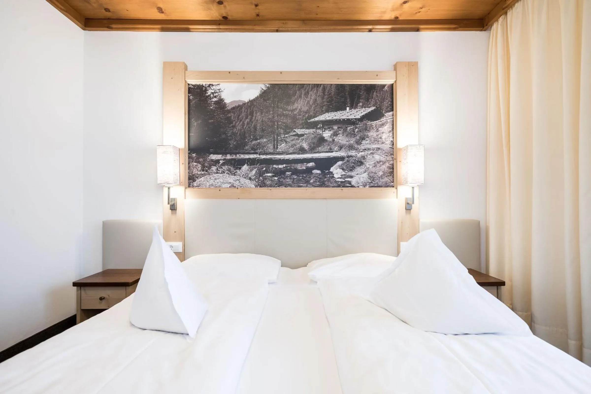 Bed in Hotel Alpenhof