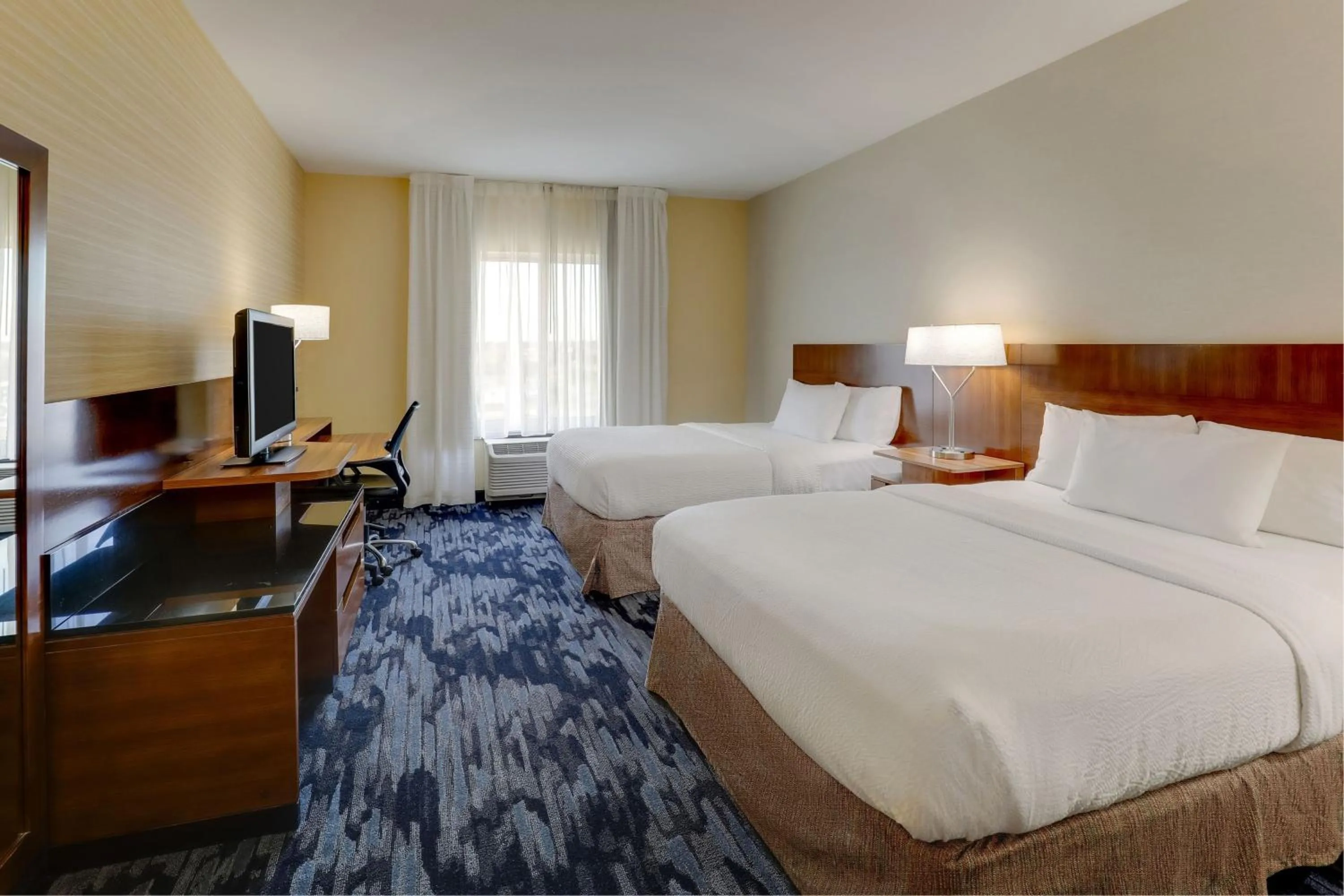 Photo of the whole room, Bed in Fairfield Inn and Suites Hutchinson