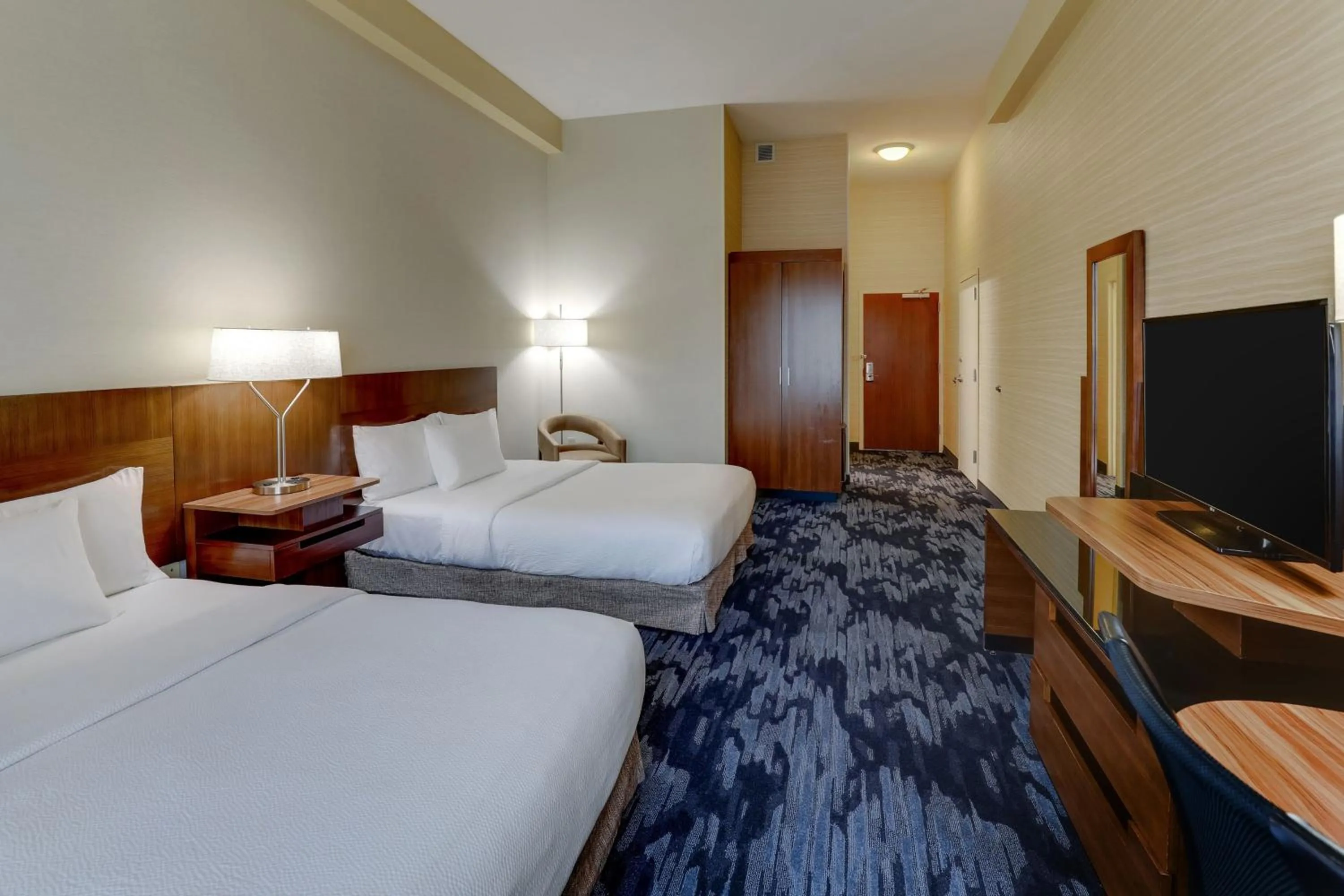 Photo of the whole room, Bed in Fairfield Inn and Suites Hutchinson