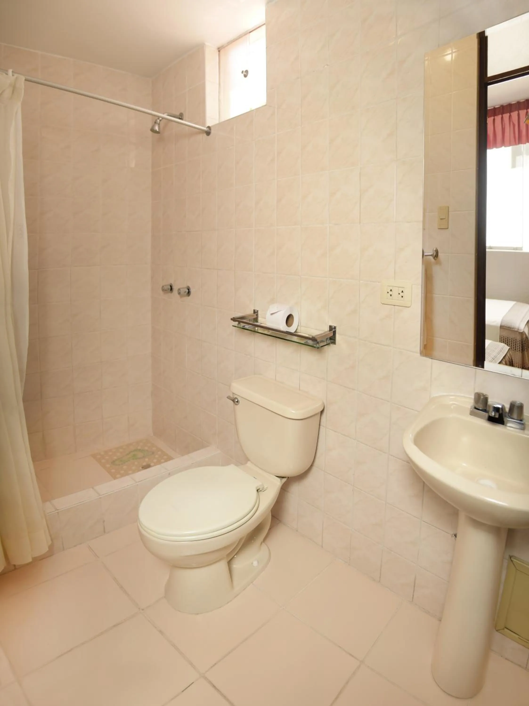 Shower in Hotel Benavides