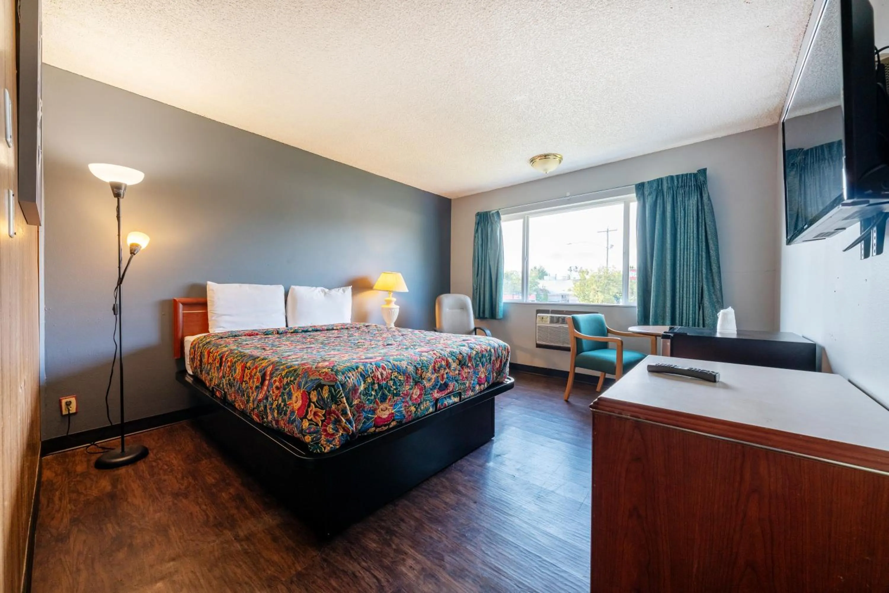 Bedroom, Bed in Best Value Inn by OYO Portland OR South East