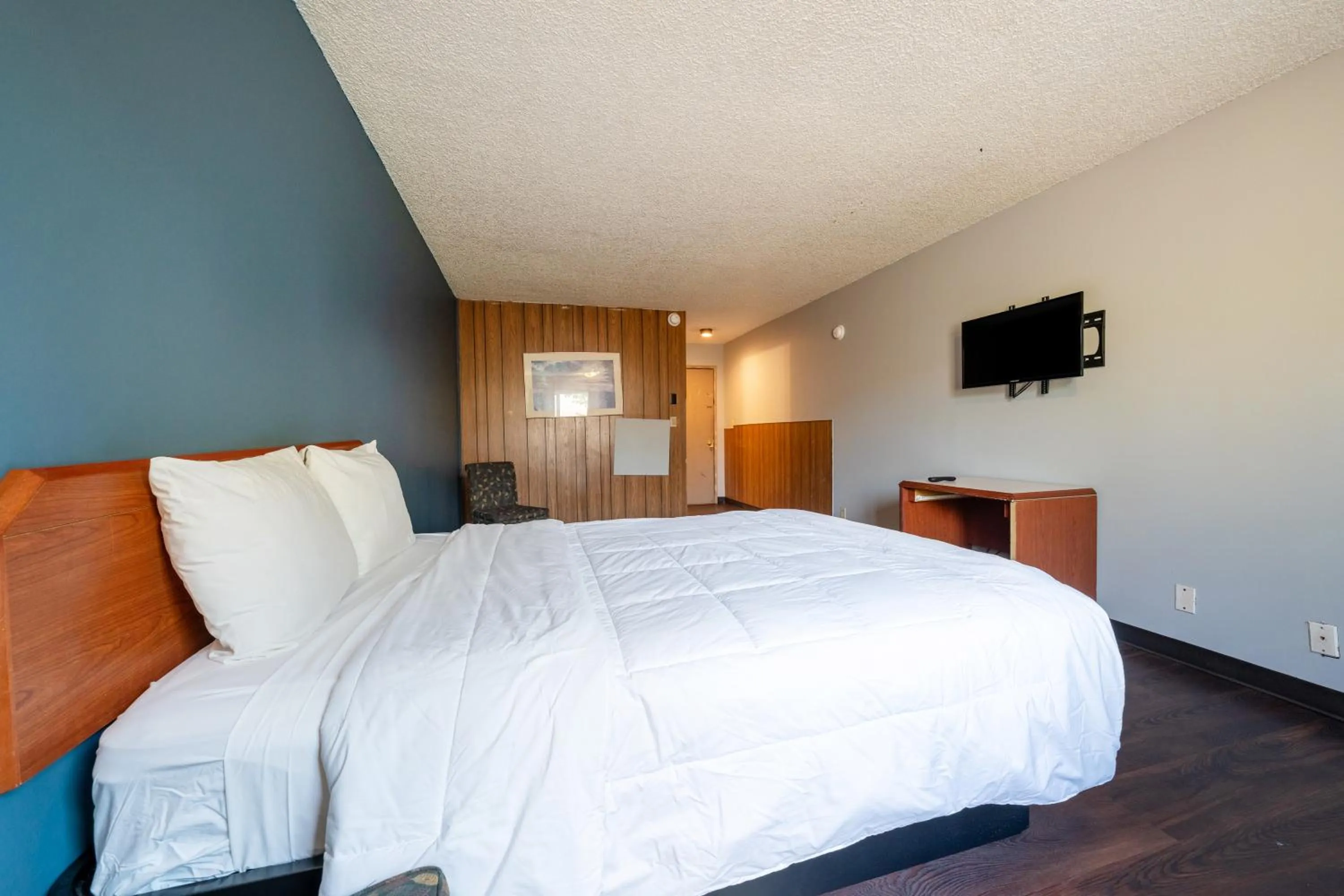 Bedroom, Bed in Best Value Inn by OYO Portland OR South East