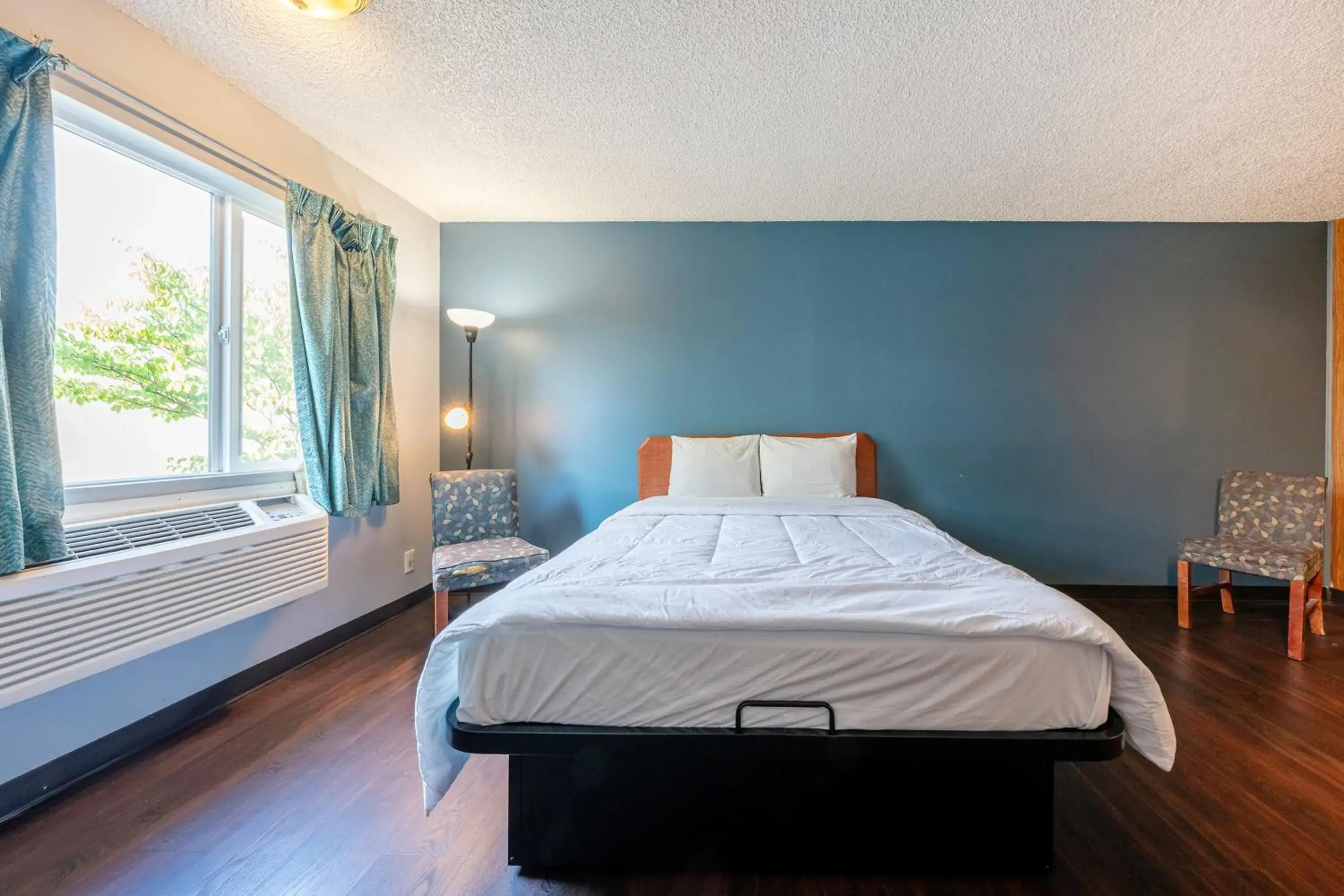 King Bed in Best Value Inn by OYO Portland OR South East King Bed in Best Value Inn by OYO Portland OR South East