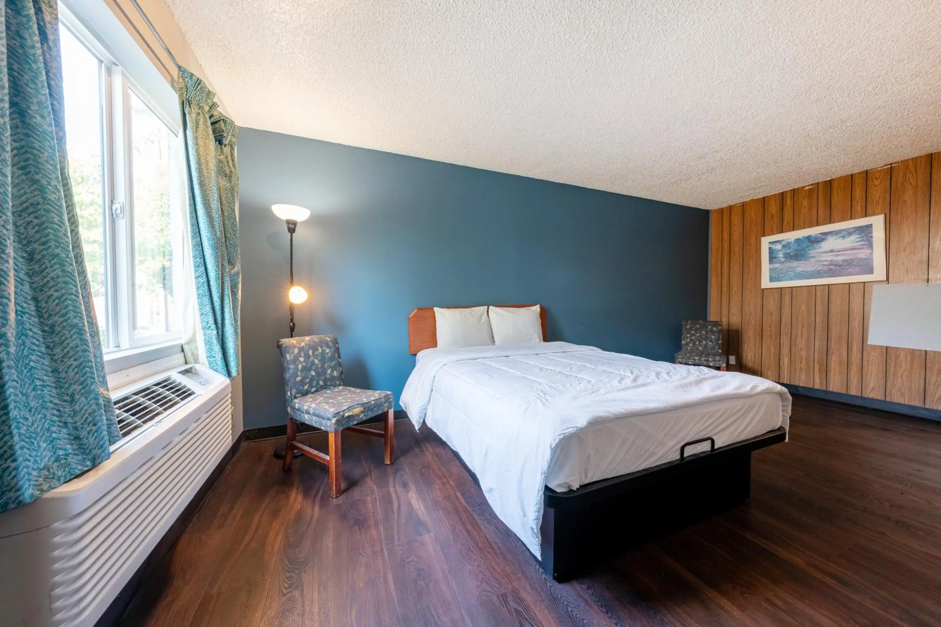 Bedroom, Bed in Best Value Inn by OYO Portland OR South East